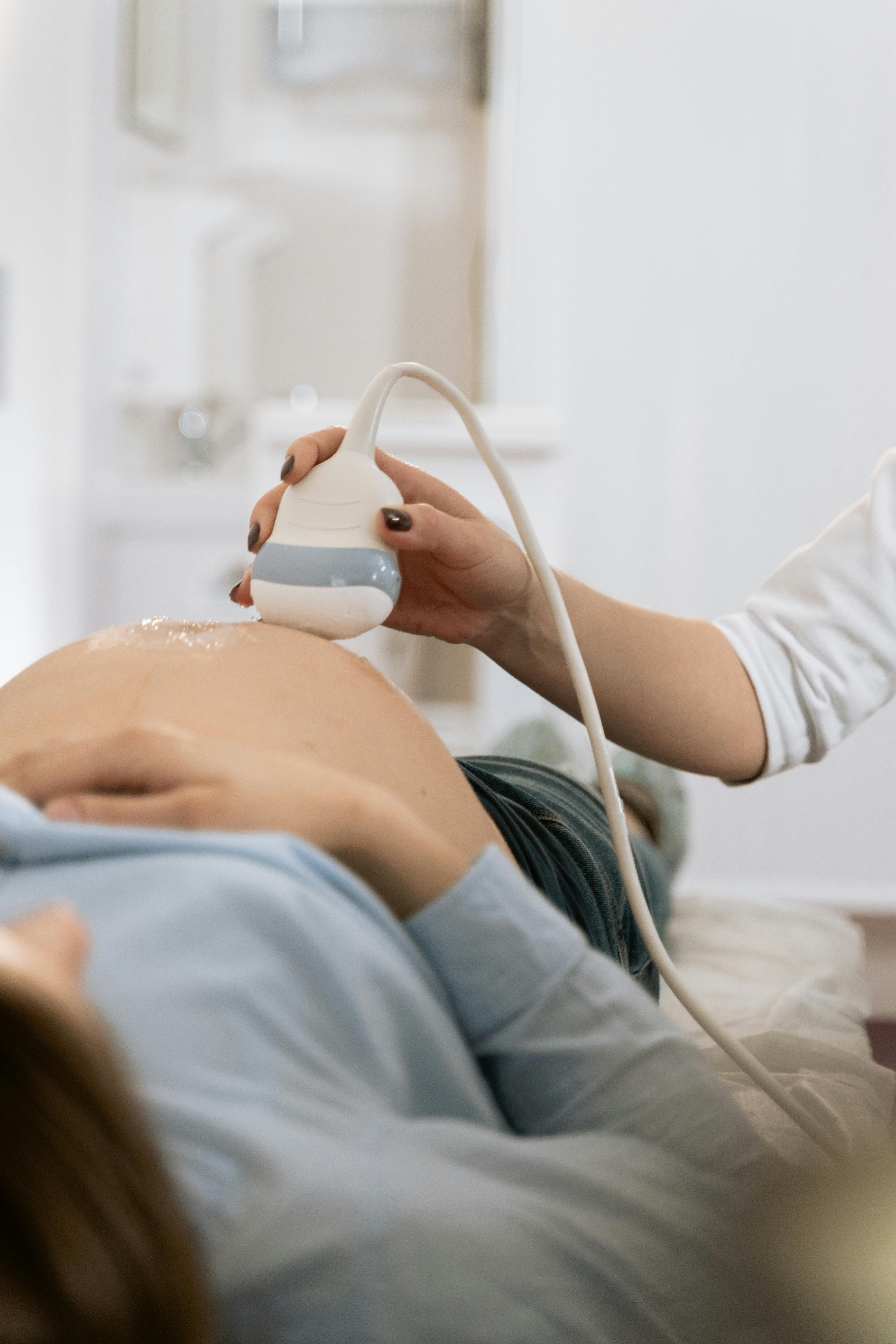 Una mujer embarazada durante una ecografía | Foto: Pexels