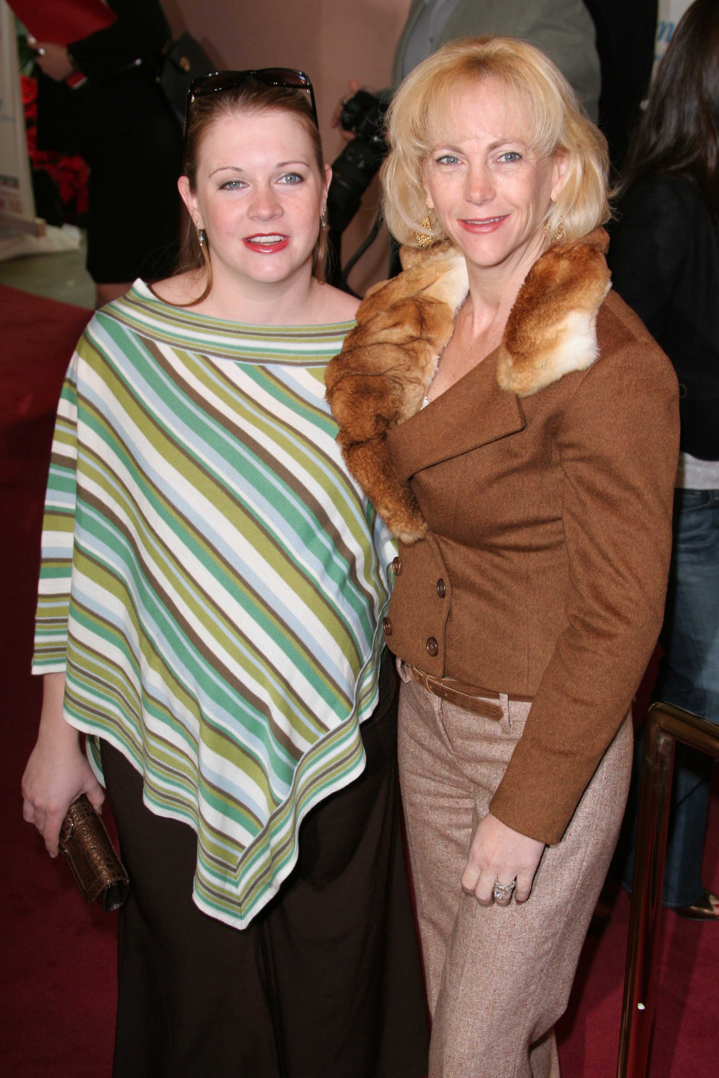 Melissa Joan Hart y Paula Hart en el desayuno Women In Entertainment Power 100 de The Hollywood Reporter en Beverly Hills, el 6 de diciembre de 2005. | Fuente: Getty Images