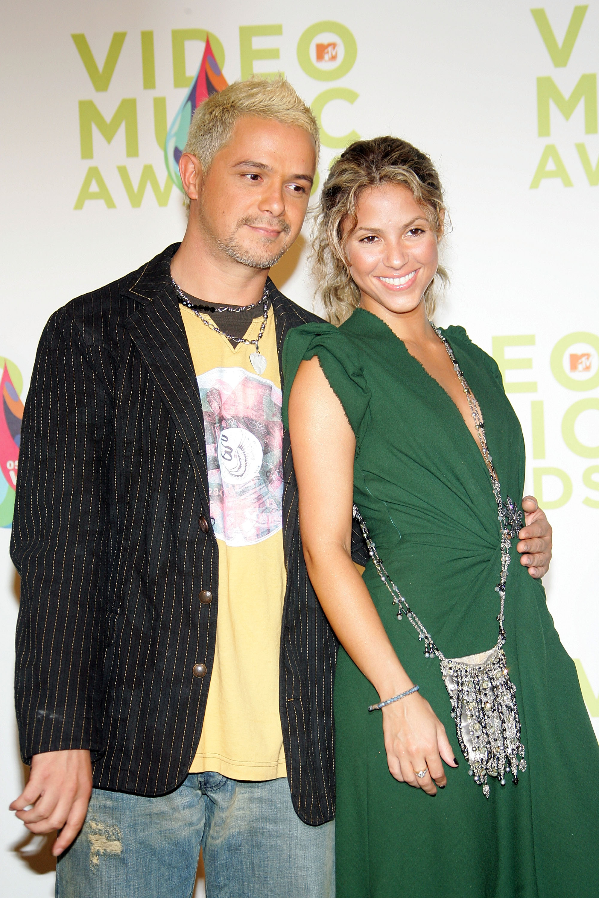 Alejandro Sanz y Shakira posan en la sala de prensa durante los MTV Video Music Awards 2005 en el American Airlines Arena el 28 de agosto de 2005 en Miami, Florida.