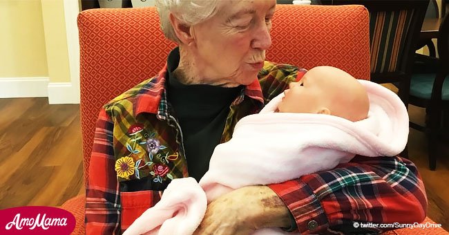 Pacientes con Alzheimer obtendrían nuevo propósito en la vida tras recibir muñecas para cuidar