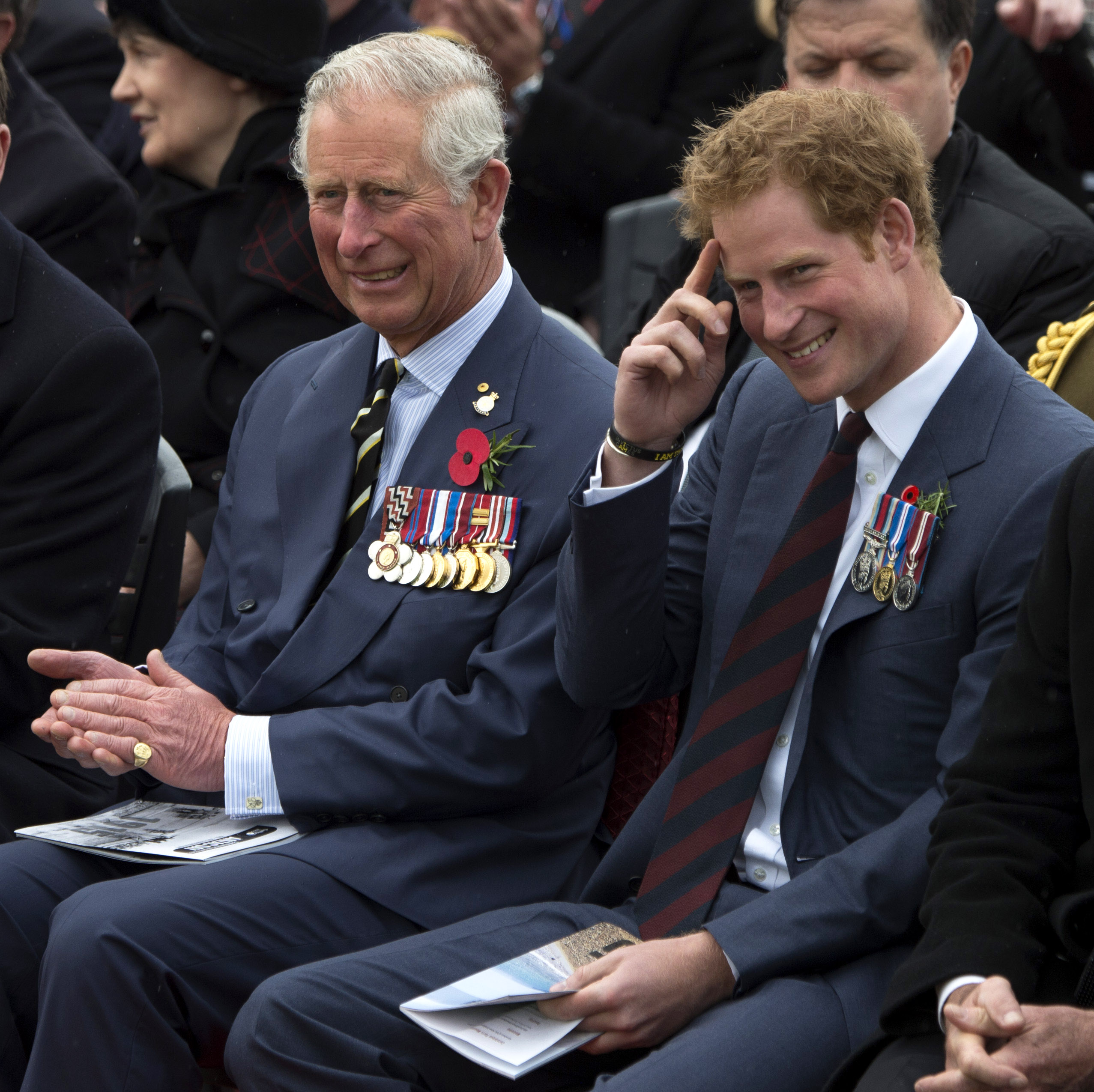 El príncipe Charles, príncipe de Gales, y el príncipe Harry asisten al Servicio Conmemorativo de Nueva Zelanda en Eceabat, Turquía, el 25 de abril de 2015. | Fuente: Getty Images