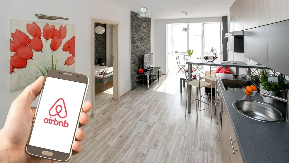 Móvil ingresando a Airbnb desde un piso. | Foto: Pixabay