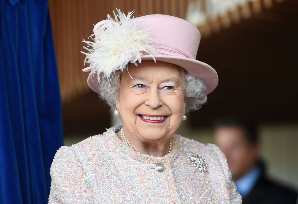 La reina Elizabeth II en un teatro de Sussex. | Foto: Getty Images