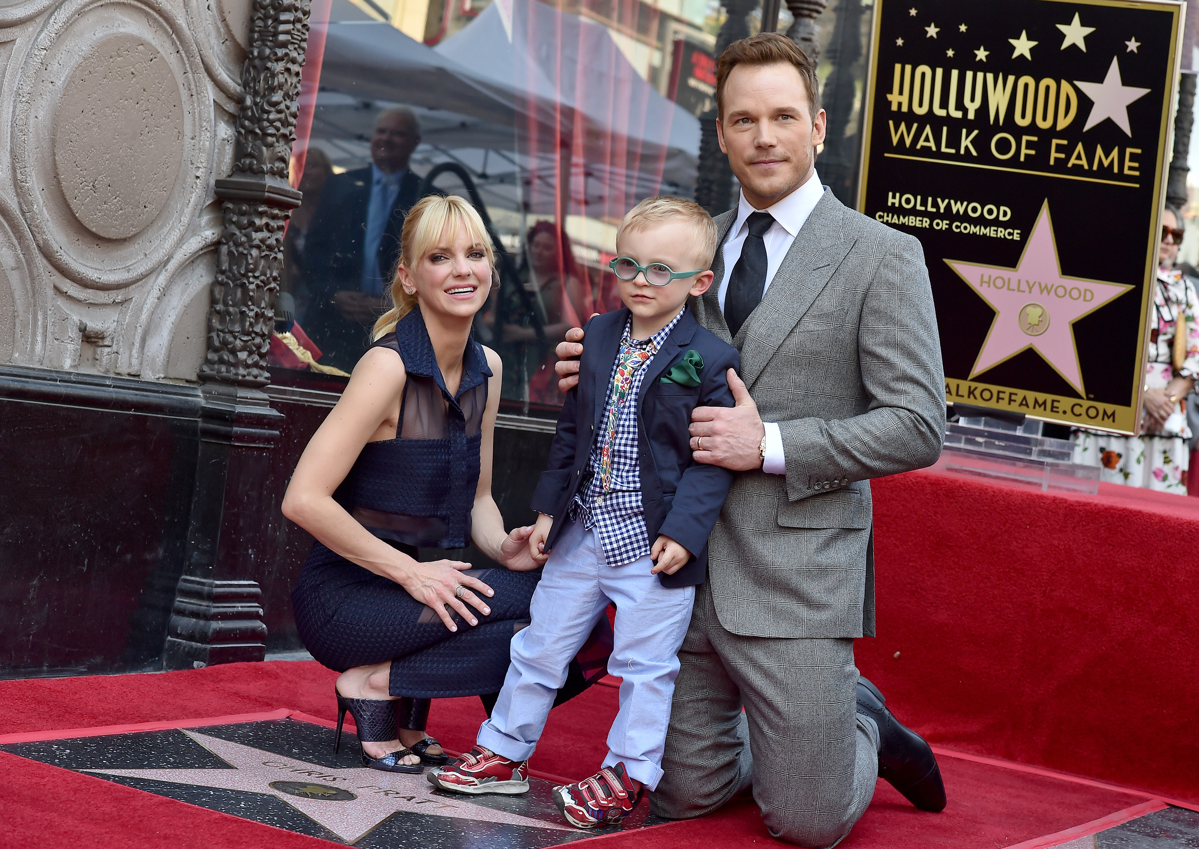 Anna Faris y Chris Pratt llevaron a su hijo Jack a la ceremonia de Chris en el Paseo de la Fama de Hollywood en abril de 2017. Jack, que nació prematuro en 2012, llevaba gafas y un trajecito para celebrar este hito de su padre. | Fuente: Getty Images