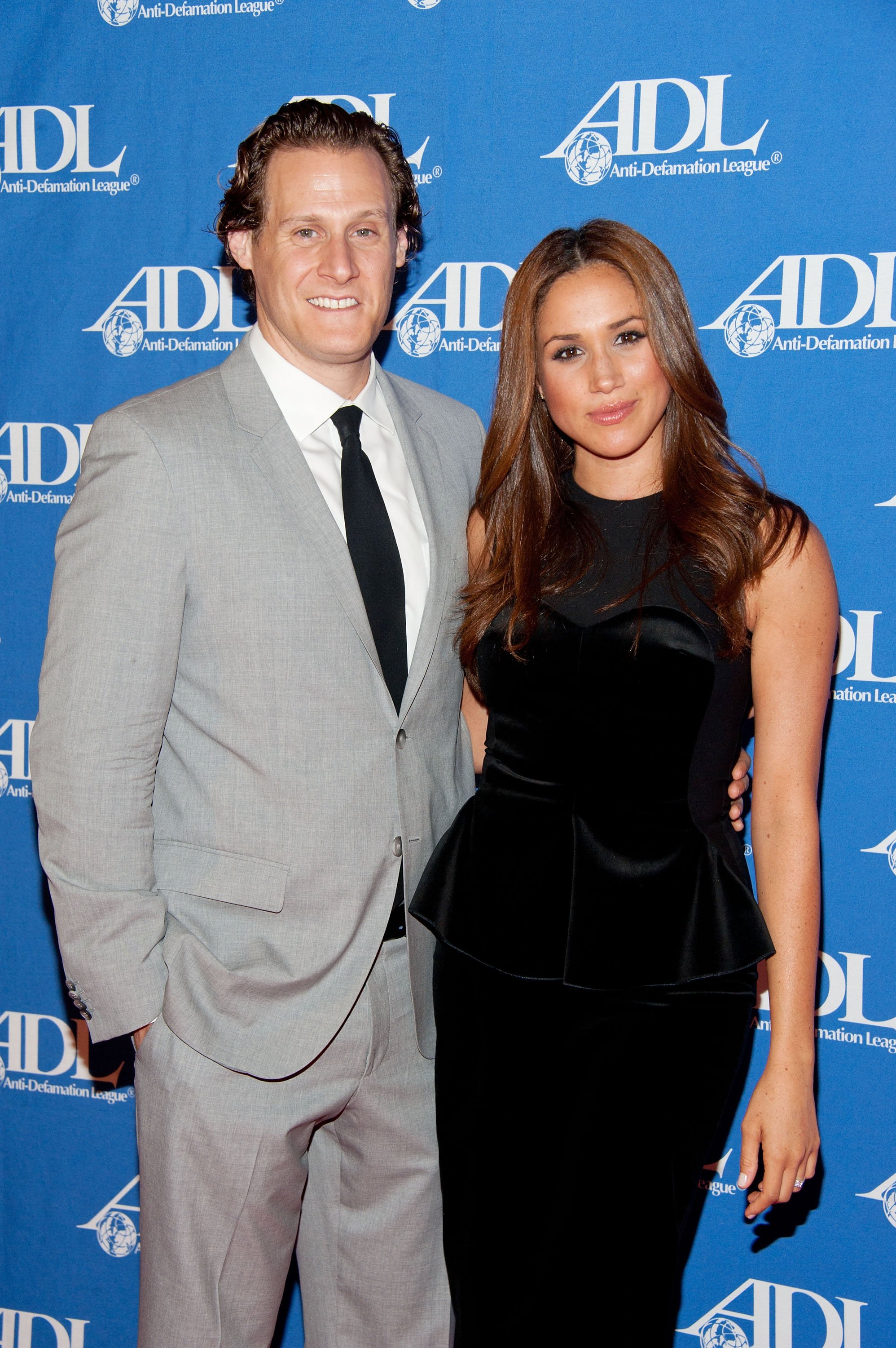 Meghan Markle y Trevor Engelson en la cena de los premios de la industria del entretenimiento de la Liga Antidifamación el 11 de octubre de 2011, en Beverly Hills. | Foto: Getty Images