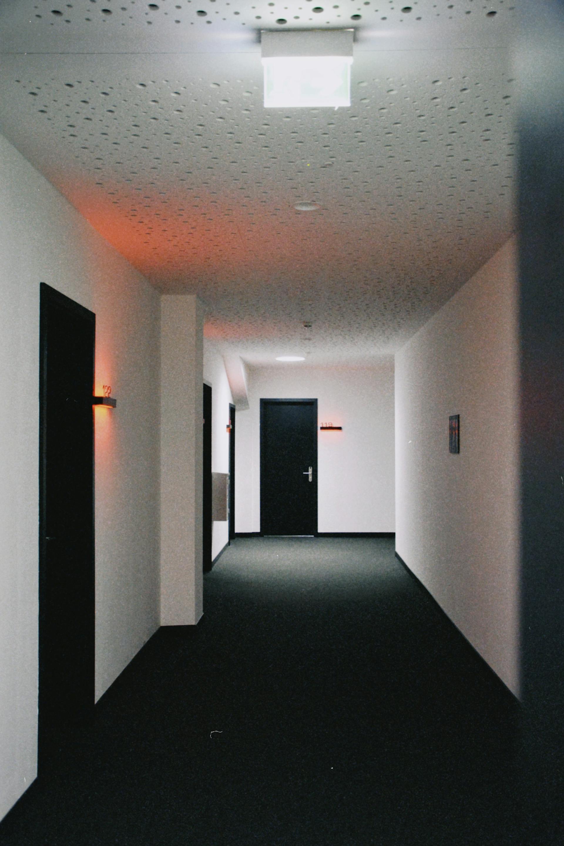 Un pasillo limpio de un edificio de apartamentos | Fuente: Pexels