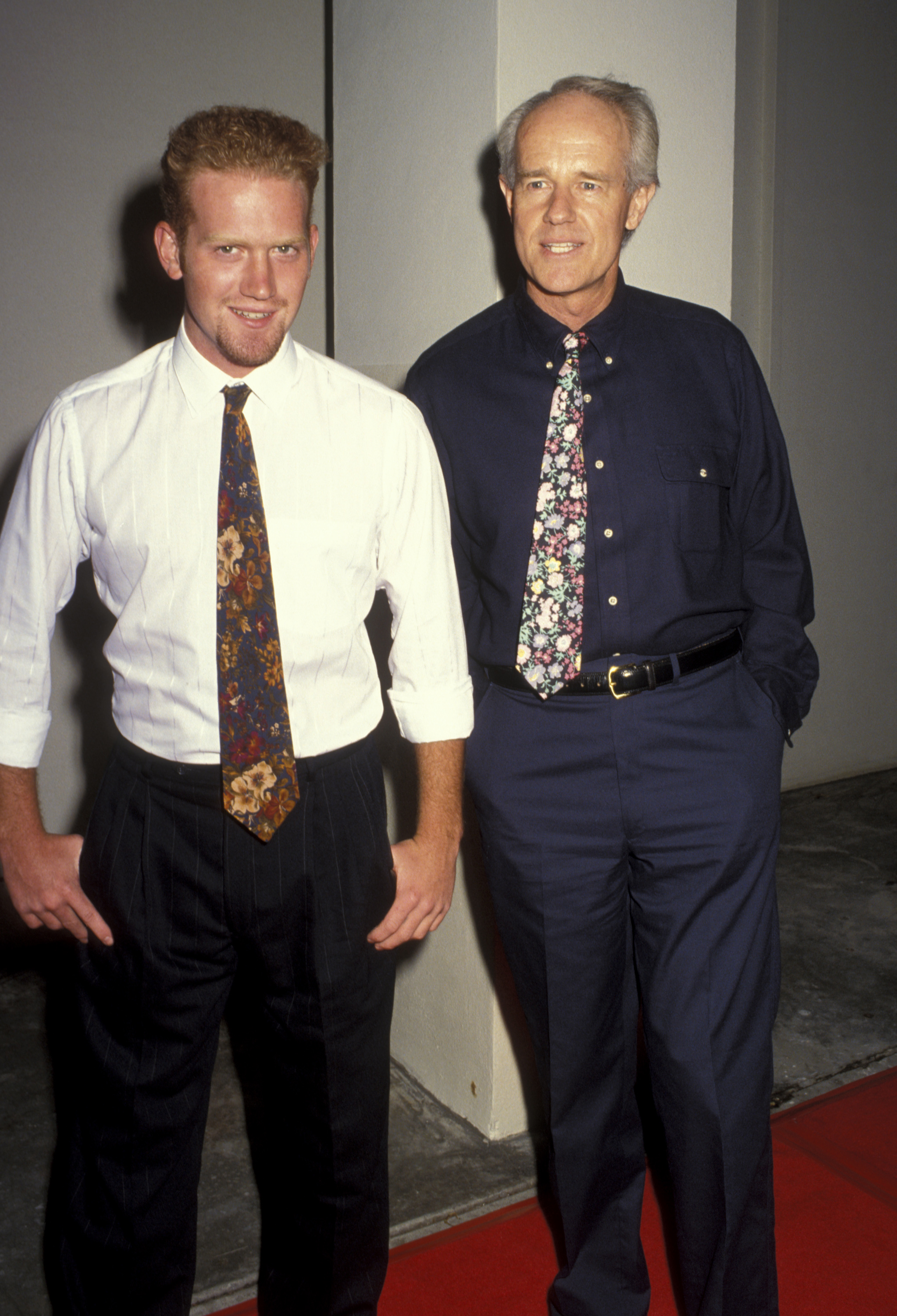 Mike Farrell y su hijo, Michael, durante el estreno benéfico de "Bob Roberts" el 1 de septiembre de 1992, en Beverly Hills, California | Fuente: Getty Images