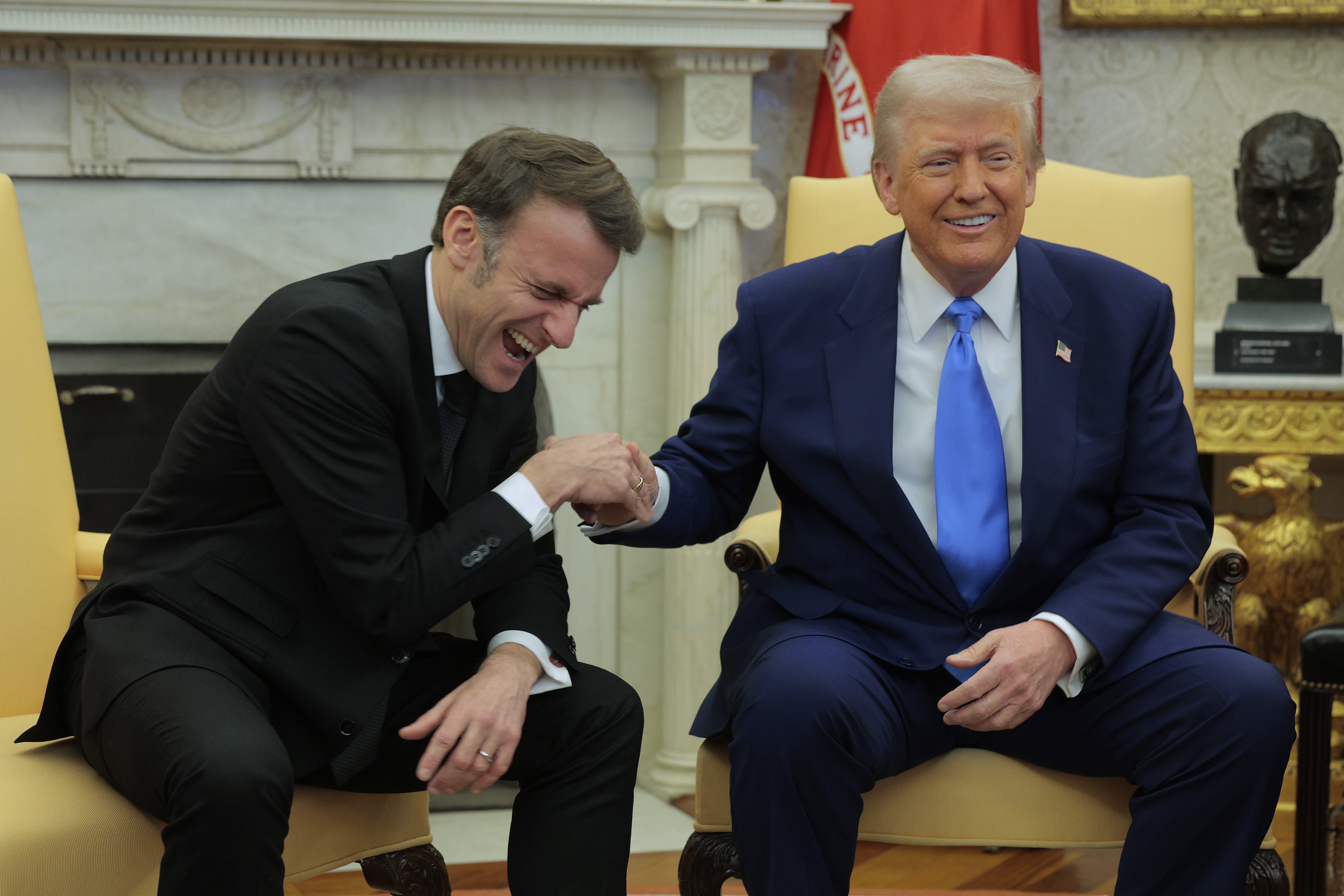 Emmanuel Macron riendo con Donald Trump durante su reunión en el Despacho Oval en Washington, D.C., el 24 de febrero de 2025. | Fuente: Getty Images