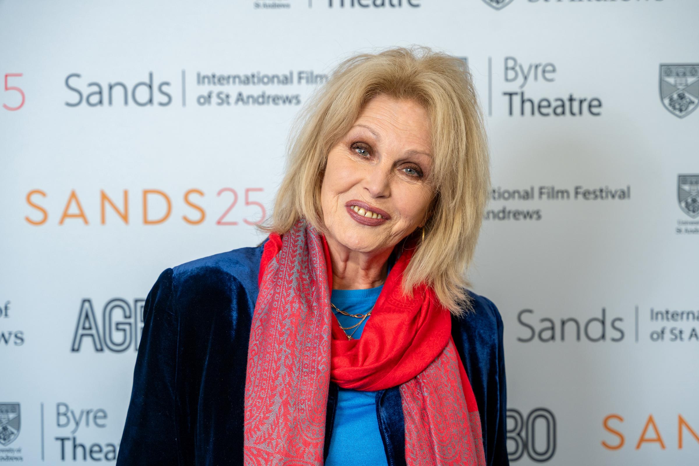 Joanna Lumley asiste a un photocall durante el Sands: Festival Internacional de Cine de St Andrews el 26 de abril de 2025 | Fuente: Getty Images