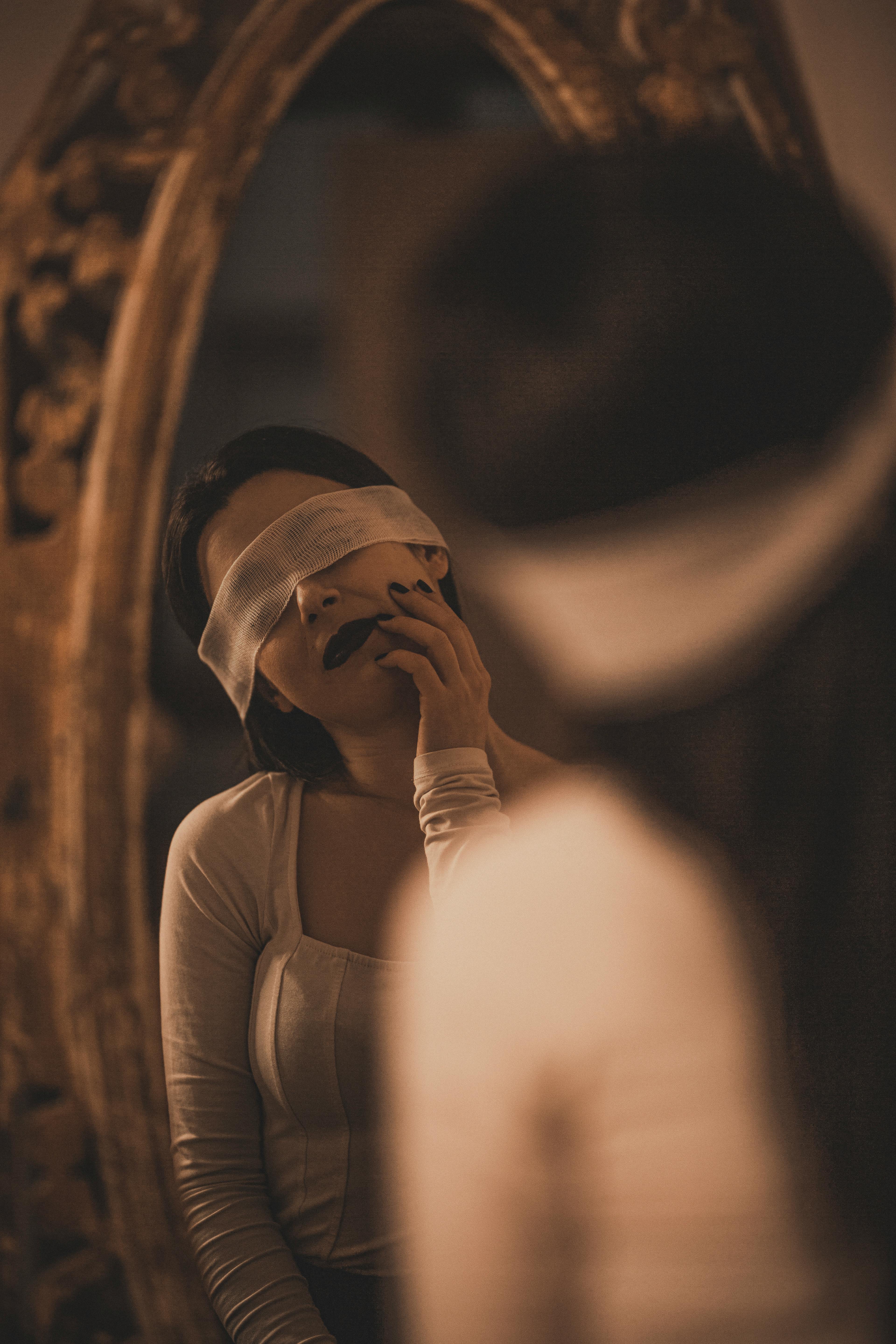 Mujer con los ojos vendados | Fuente: Pexels