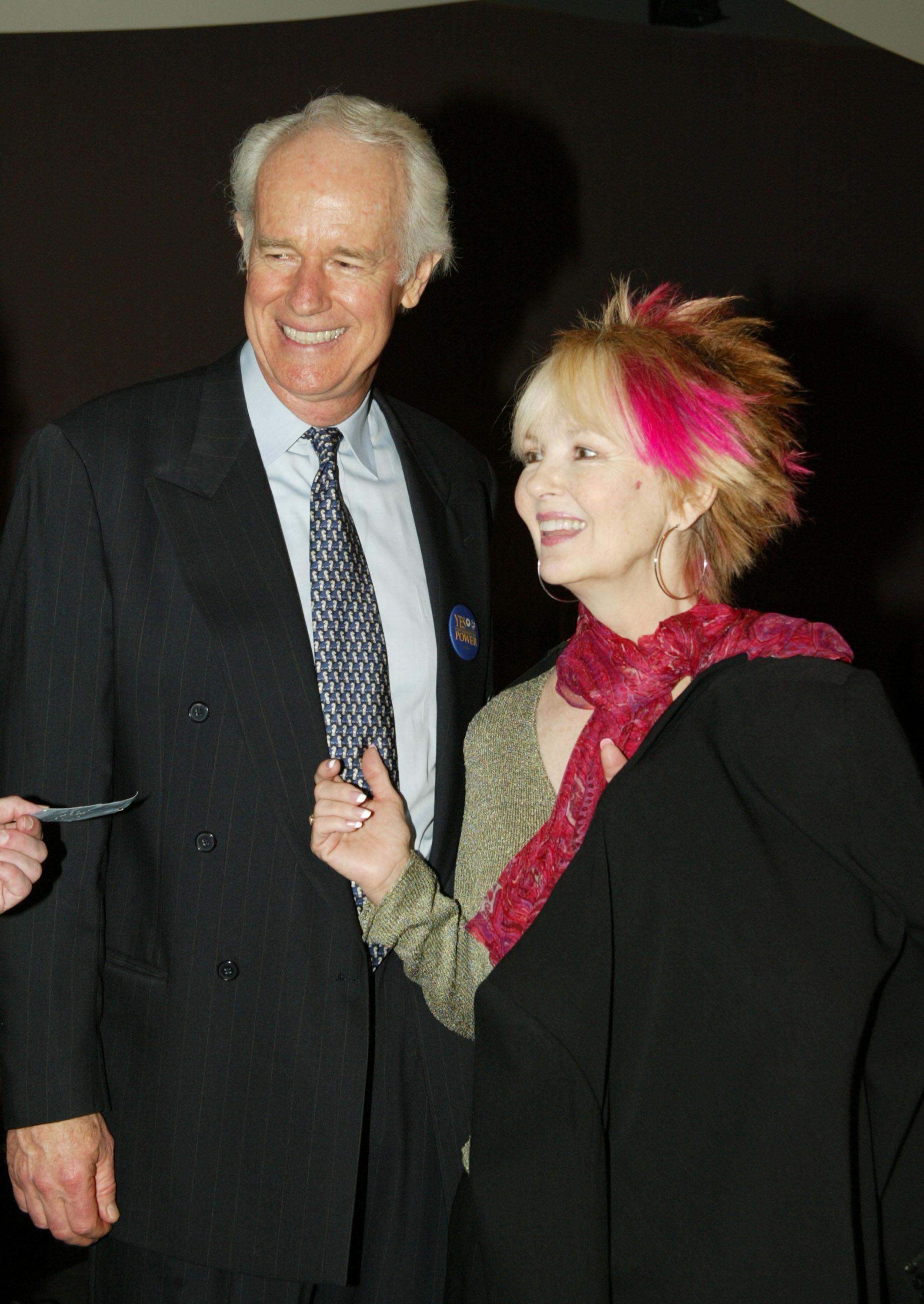 Mike Farrell y Shelley Fabares en una rueda de prensa SAG/AFTRA el 12 de junio de 2003, en Los Ángeles, California | Fuente: Getty Images