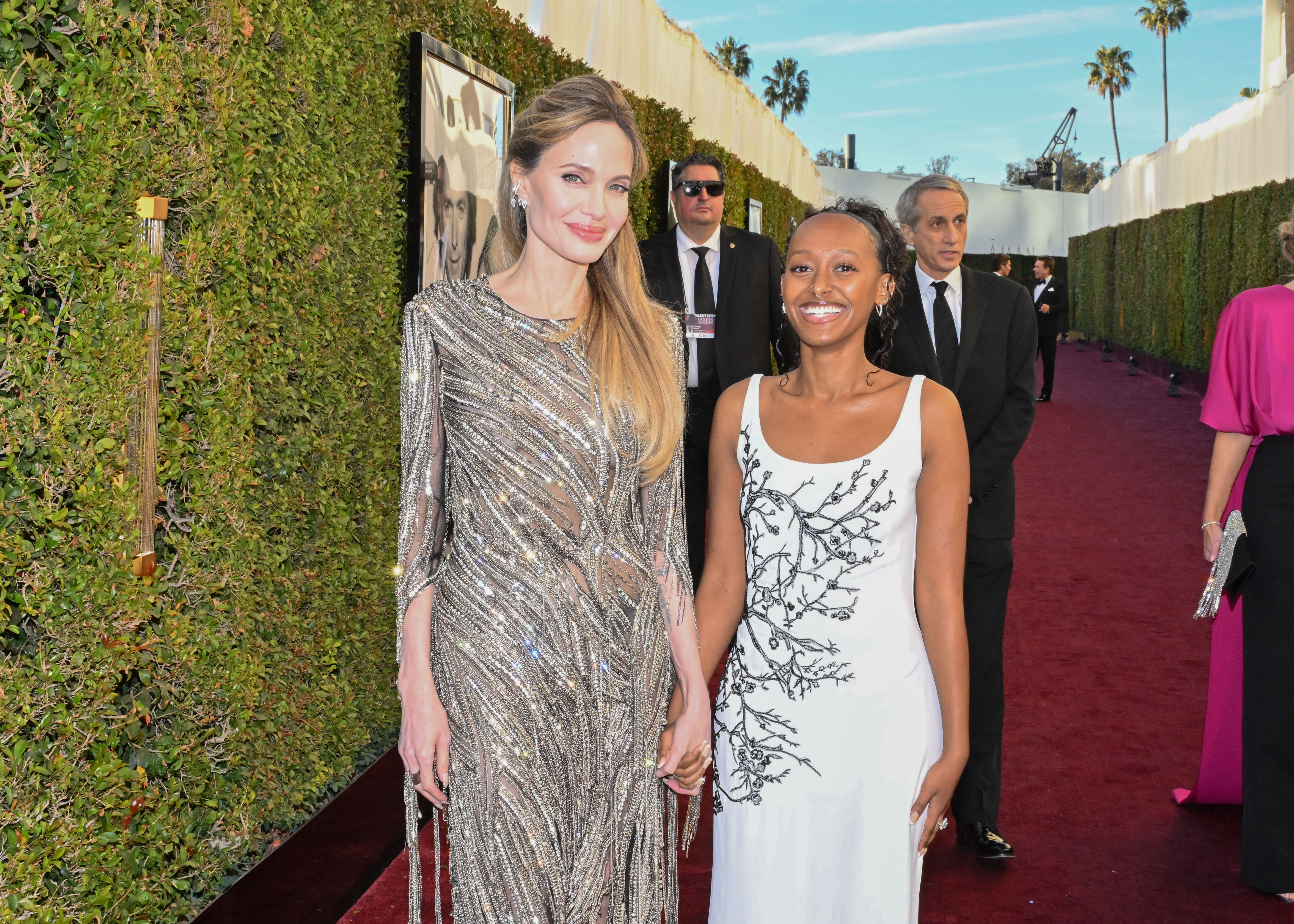 Angelina Jolie y Zahara Jolie durante la 82ª edición anual de los Golden Globes el 05 de enero de 2025, en Beverly Hills, California. | Fuente: Getty Images