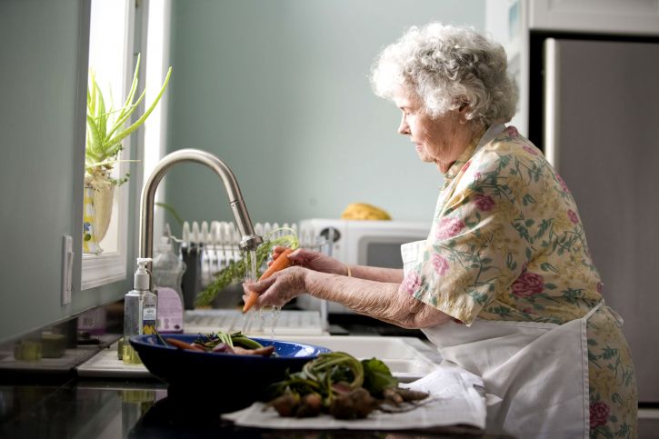 Abuela cocinando. | Imagen tomada de:Pixnio
