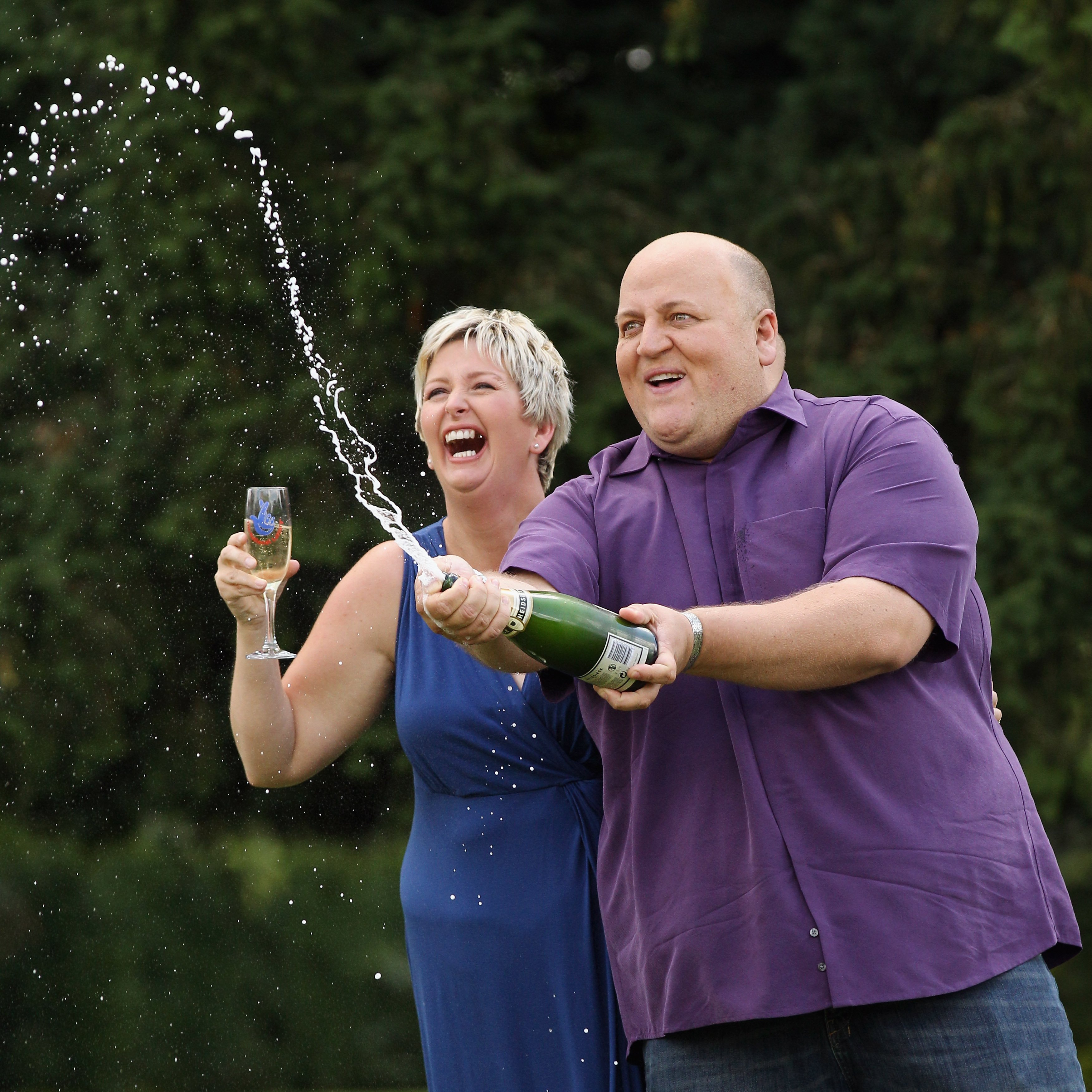 Gillian y Adrian Bayford celebran haber ganado el bote de más de 148 millones de libras esterlinas en la lotería Euromillones el 14 de agosto de 2012, en Hatfield Heath, Inglaterra | Fuente: Getty Images