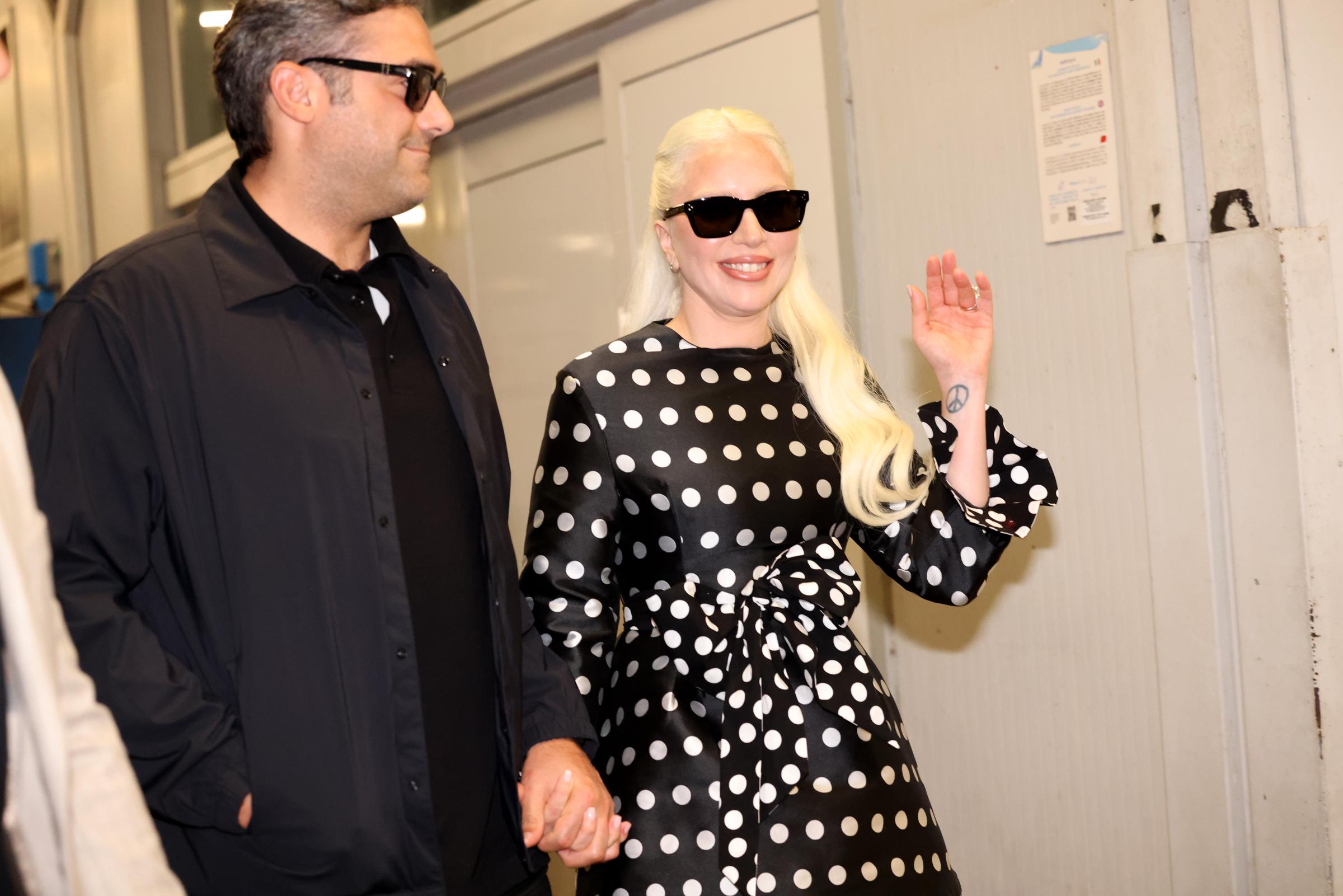 Michael Polansky y Lady Gaga llegan al aeropuerto de Venecia durante la 81ª edición del Festival Internacional de Cine de Venecia, Italia, el 2 de septiembre de 2024 | Fuente: Getty Images