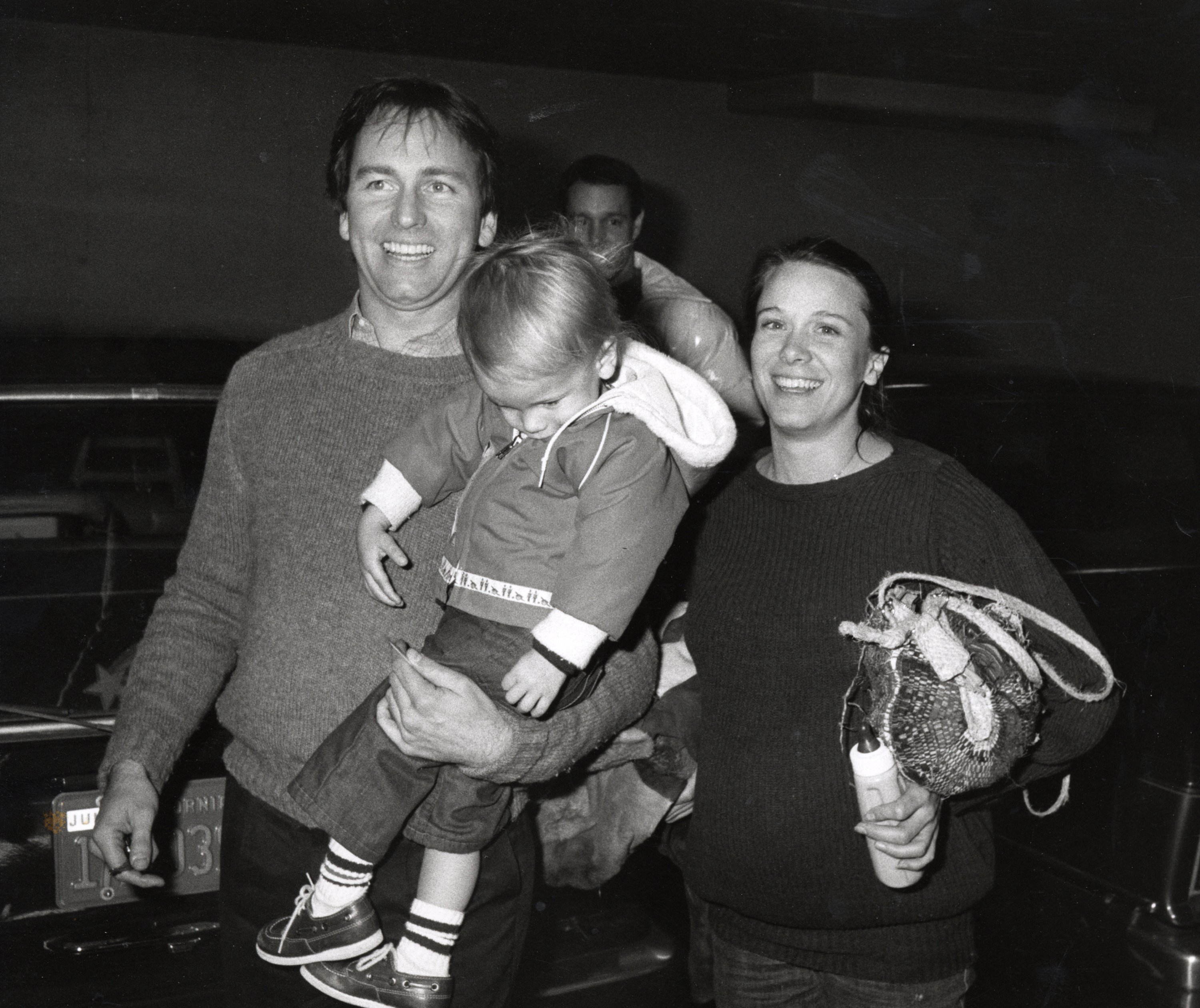 John Ritter, su hijo Jason y su exesposa Nancy Morgan en Hamburger Hamlet, Beverly Hills, California en 1982. | Foto: Getty Images