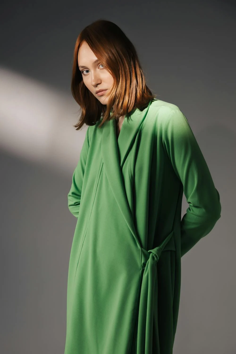 Una mujer con un sencillo vestido verde | Fuente: Pexels