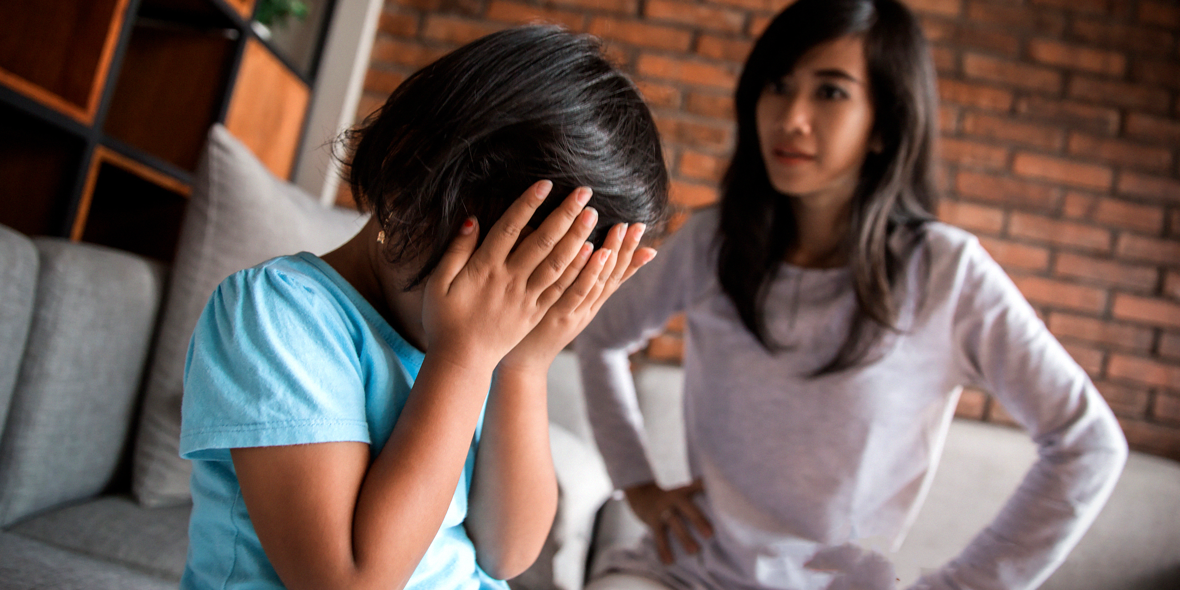 Niño disgustado ocultando la cara con las manos | Fuente: Shutterstock