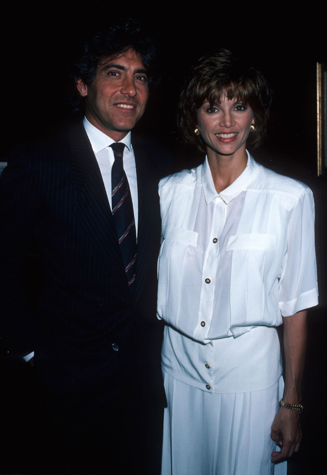 Harry Glassman y Victoria Principal en la Exposición de las Galerías Peterson el 16 de mayo de 1984, en Hollywood, California. | Fuente: Getty Images