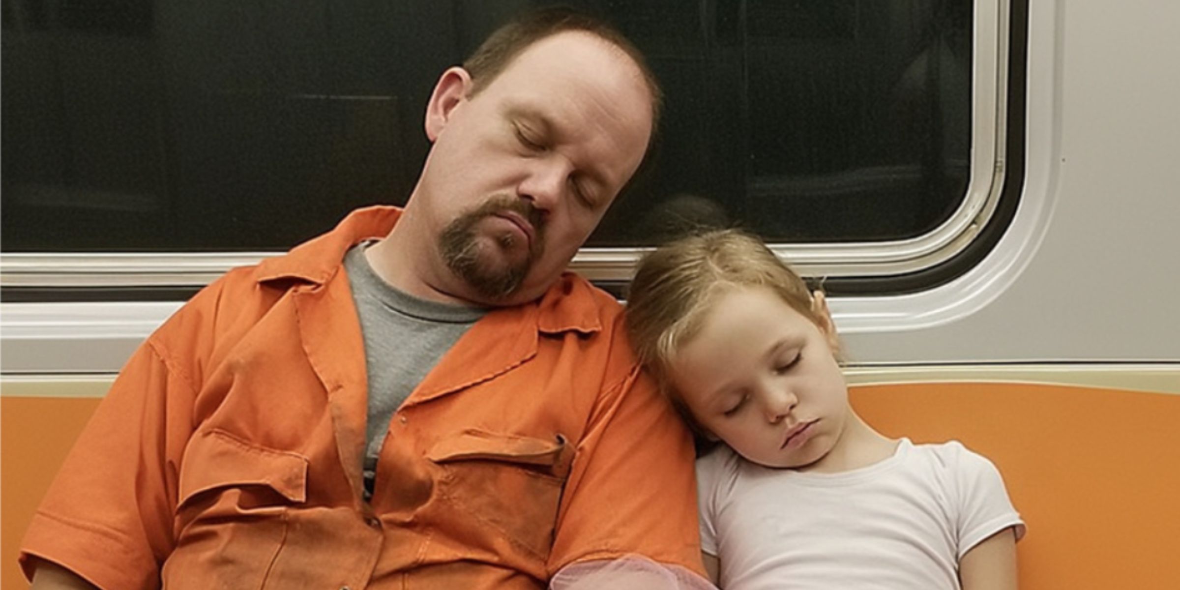 Un padre y su hija dormidos en el metro | Fuente: AmoMama