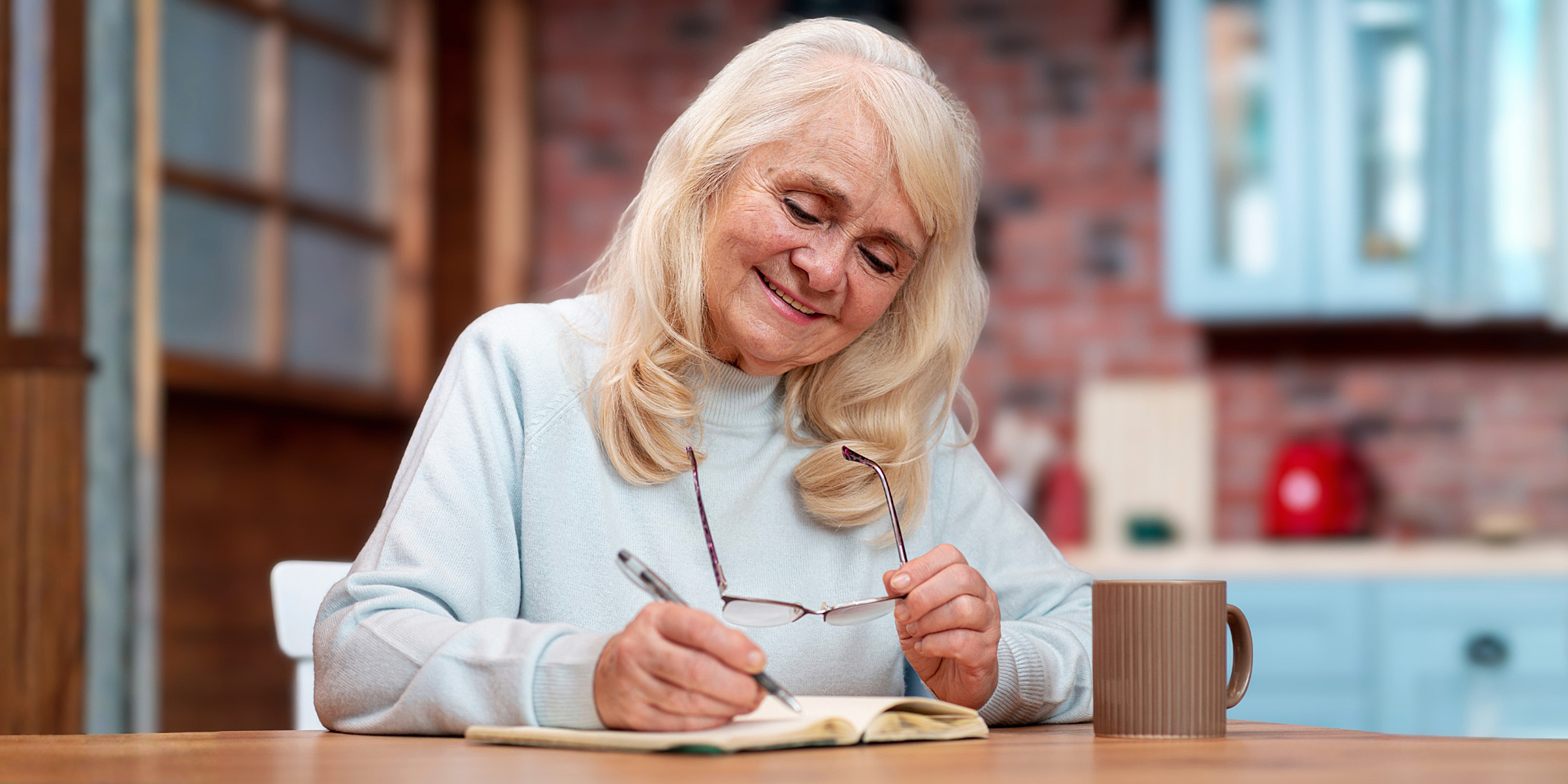 Una mujer escribiendo | Fuente: Freepik