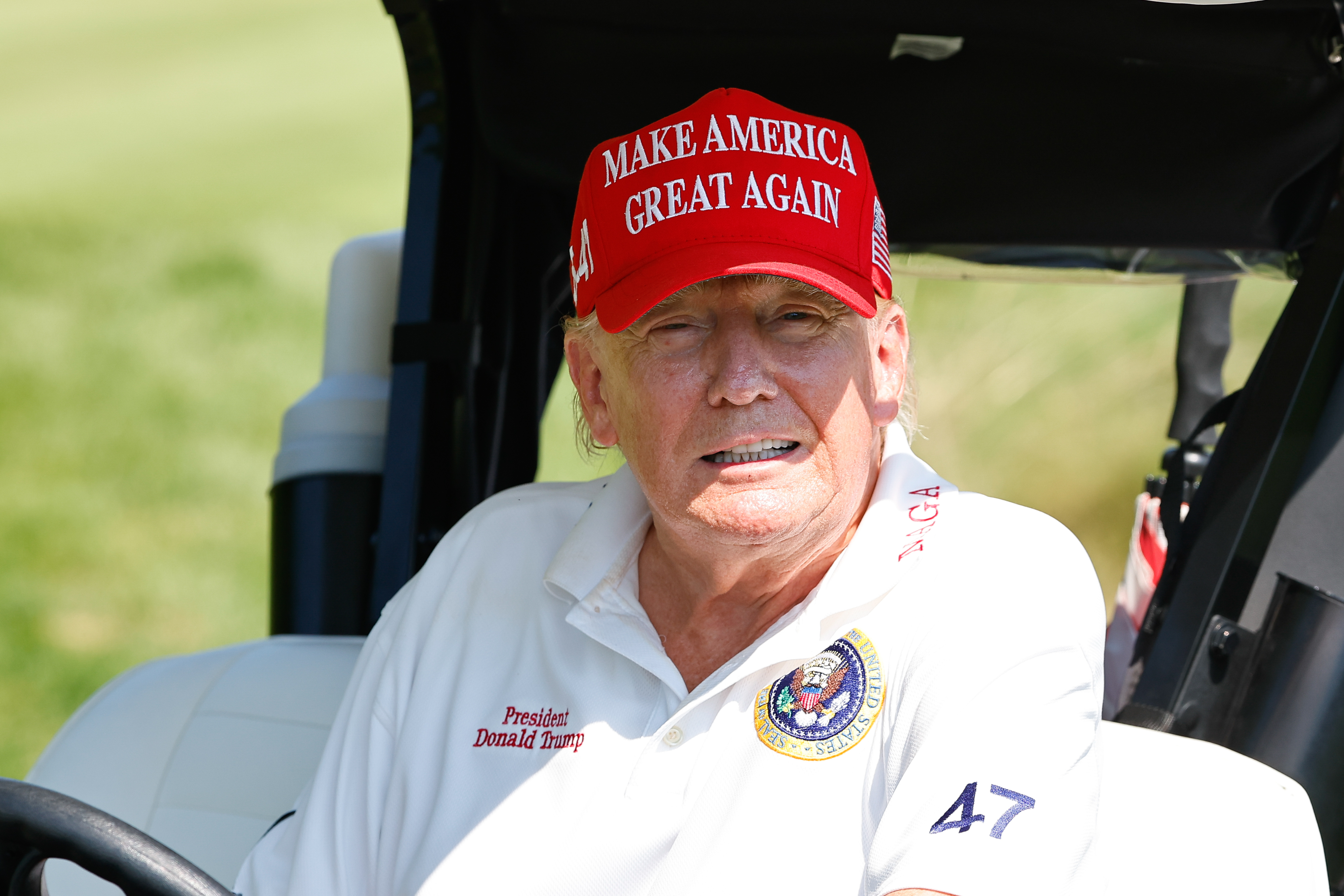 El presidente Donald Trump se aleja del tee del 15 durante la ronda de prácticas en el Trump National Golf Club el 9 de agosto de 2023, en Bedminster, Nueva Jersey | Fuente: Getty Images