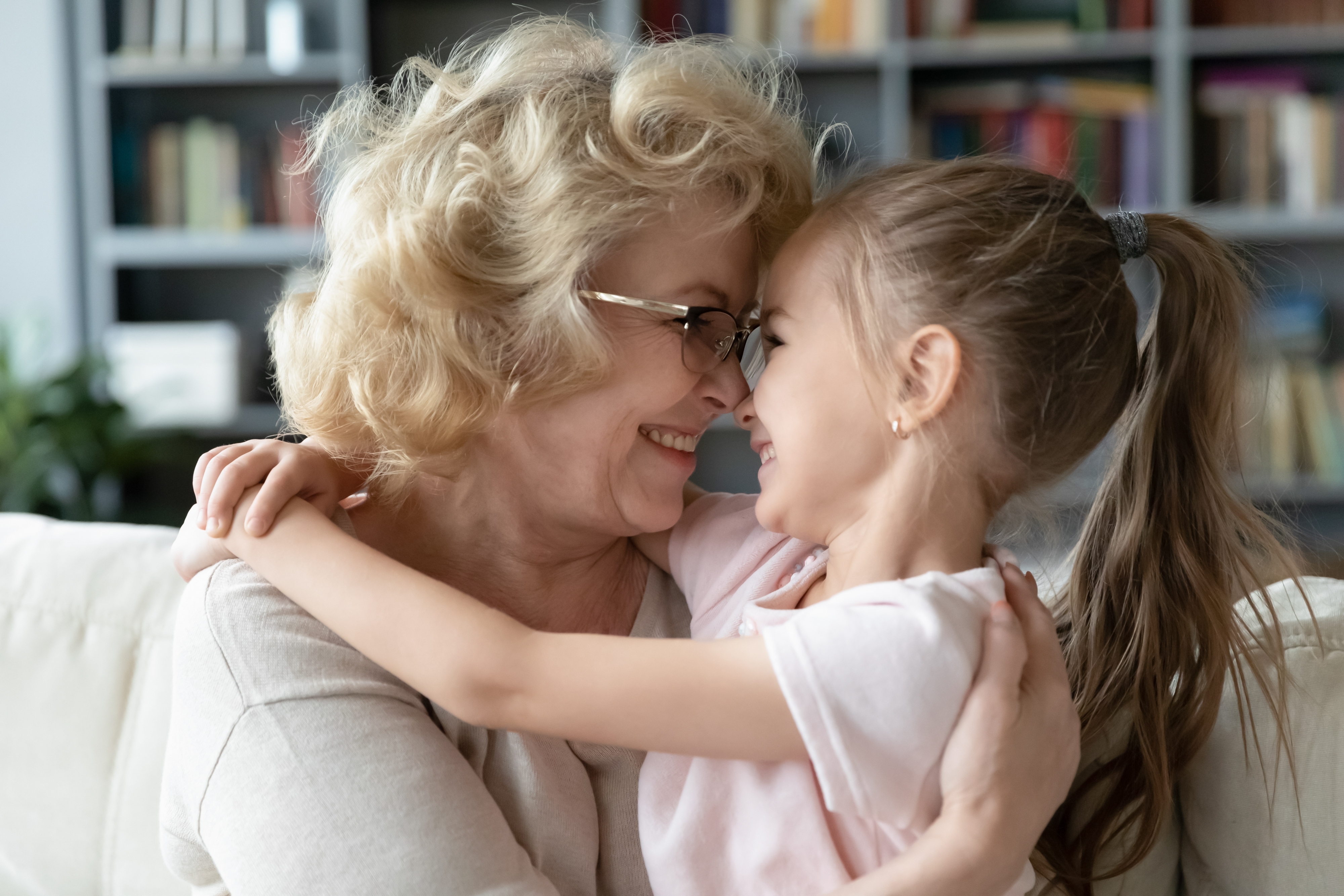 Una abuela feliz abrazando a su joven nieta | Foto: Shutterstock