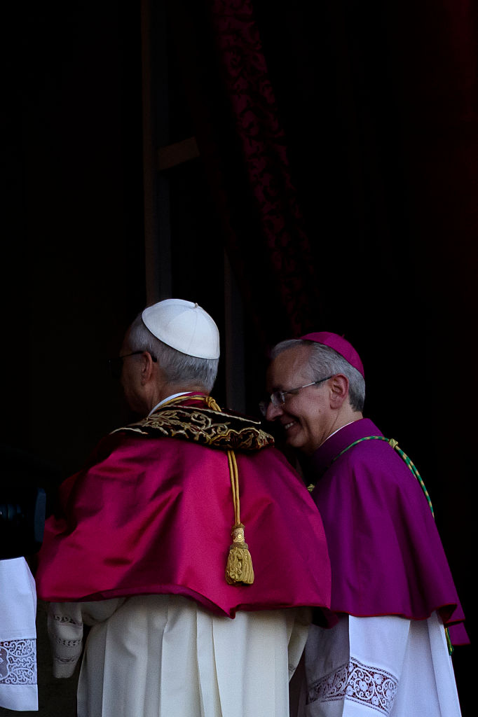 El recién elegido pontífice, el papa León XIV es visto por primera vez desde el balcón del Vaticano el 8 de mayo de 2025 en la Ciudad del Vaticano, Vaticano.