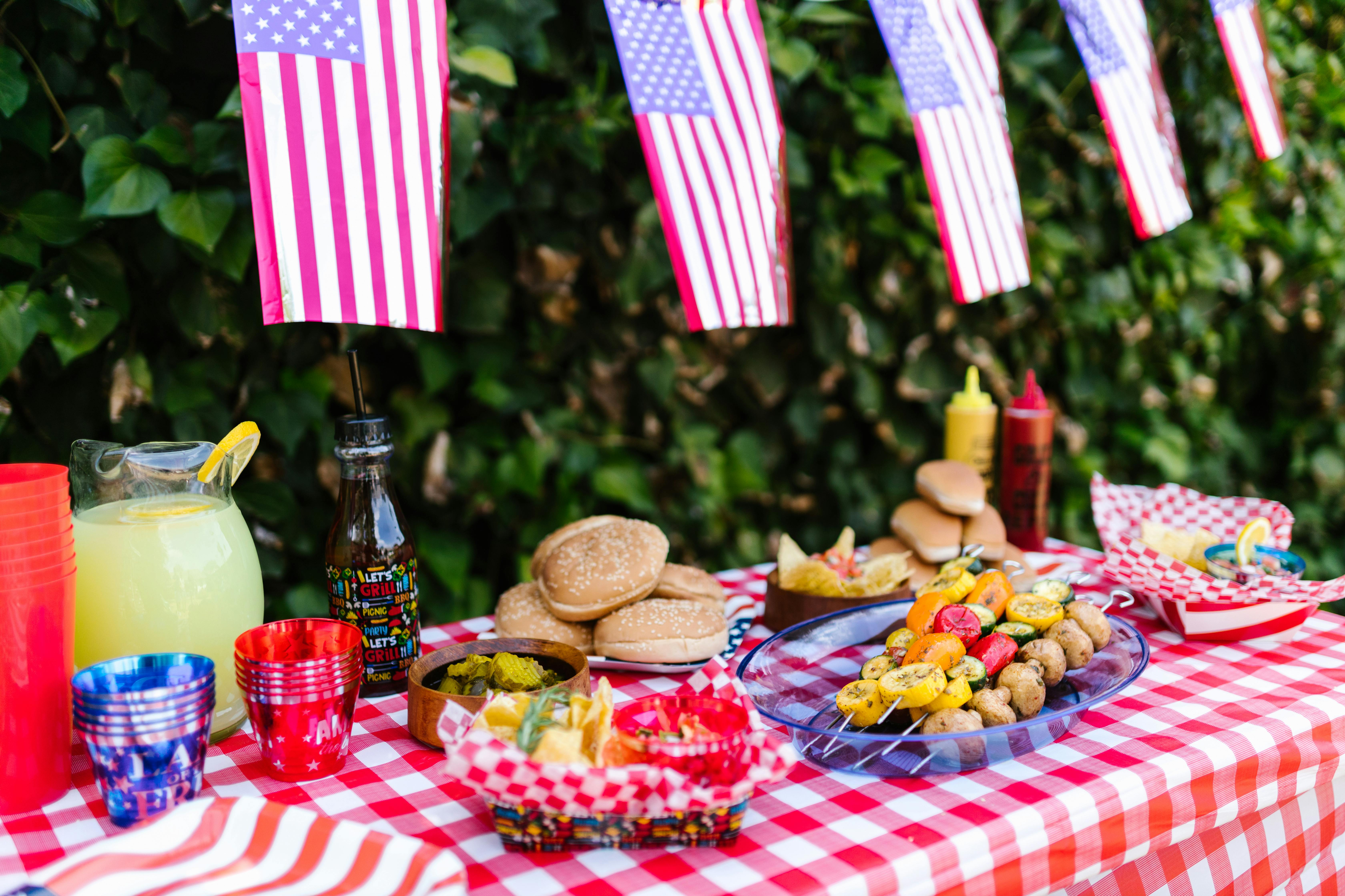 Una mesa de fiesta con comida variada | Fuente: Pexels