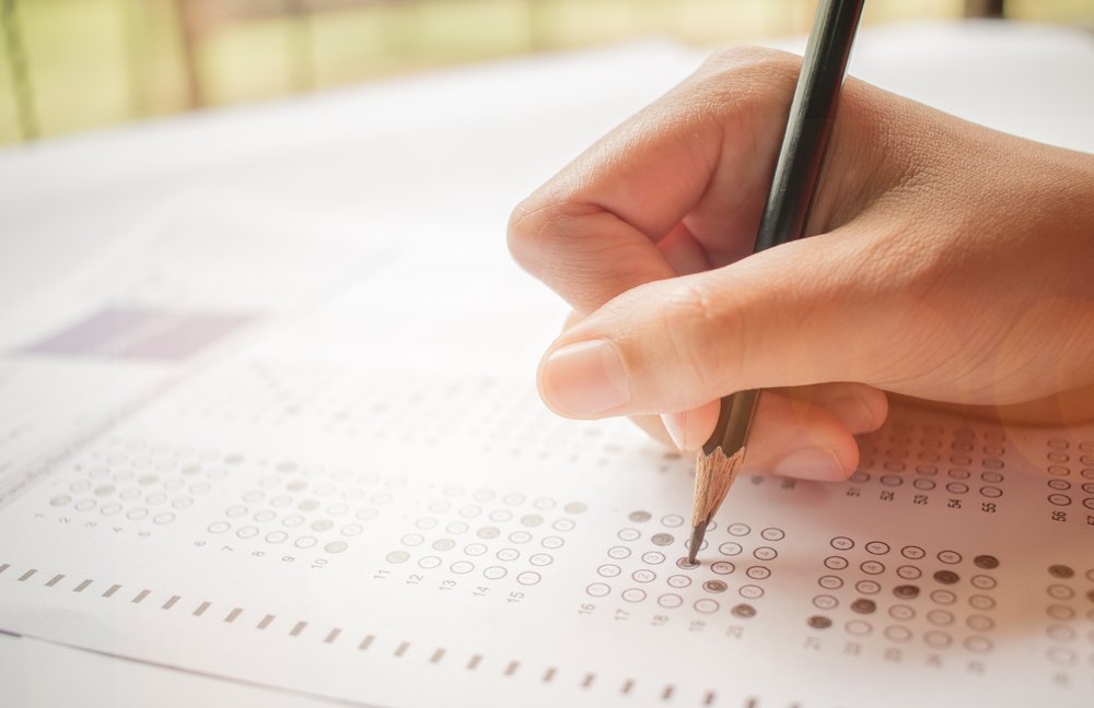 Persona completando una prueba con un lápiz. | Foto: Shutterstock