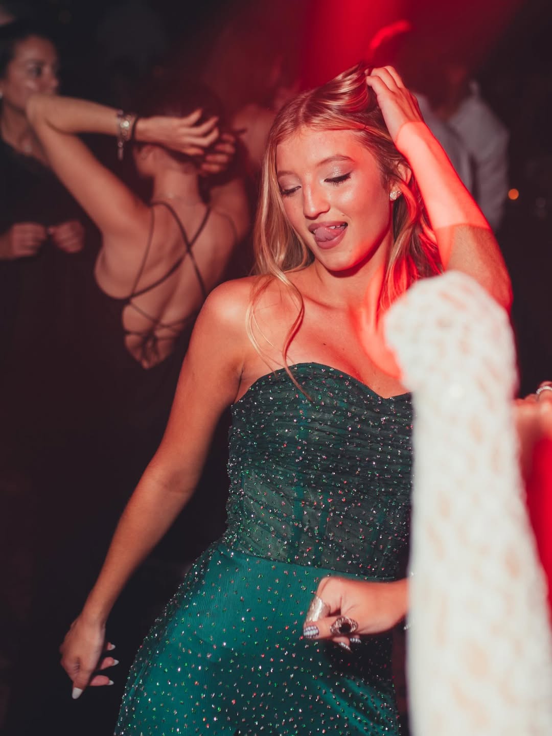 Allegra Cubero celebrando durante la fiesta de cumpleaños organizada por su padre y Mica Viciconte | Fuente: Instagram/cubero.allegra