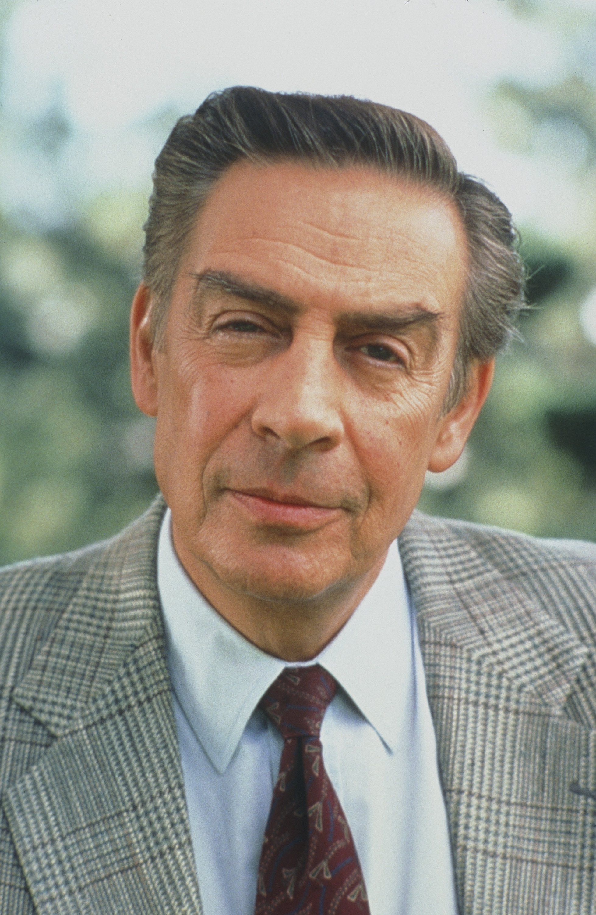 Jerry Orbach como el detective Lennie Briscoe en un episodio de "Law & Order" el 20 de marzo de 1997. | Foto: Getty Images