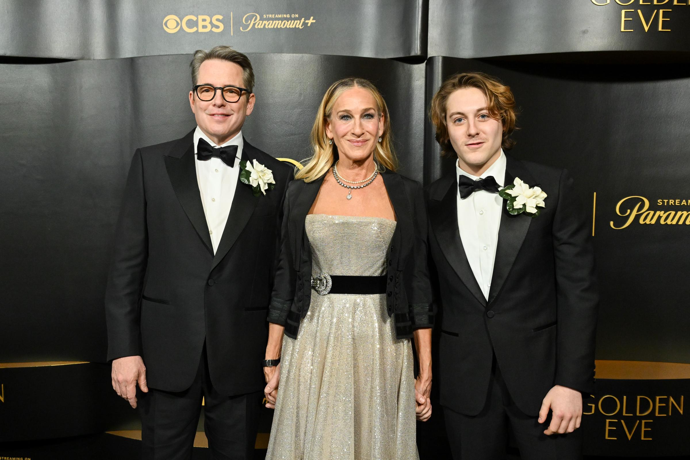 Sarah Jessica Parker recibió el prestigioso Premio Carol Burnett en la gala de los Golden Eve de 2026, en reconocimiento a sus destacadas aportaciones a la televisión. Su esposo y su hijo la acompañaron en esta ocasión tan especial. | Fuente: Getty Images.
