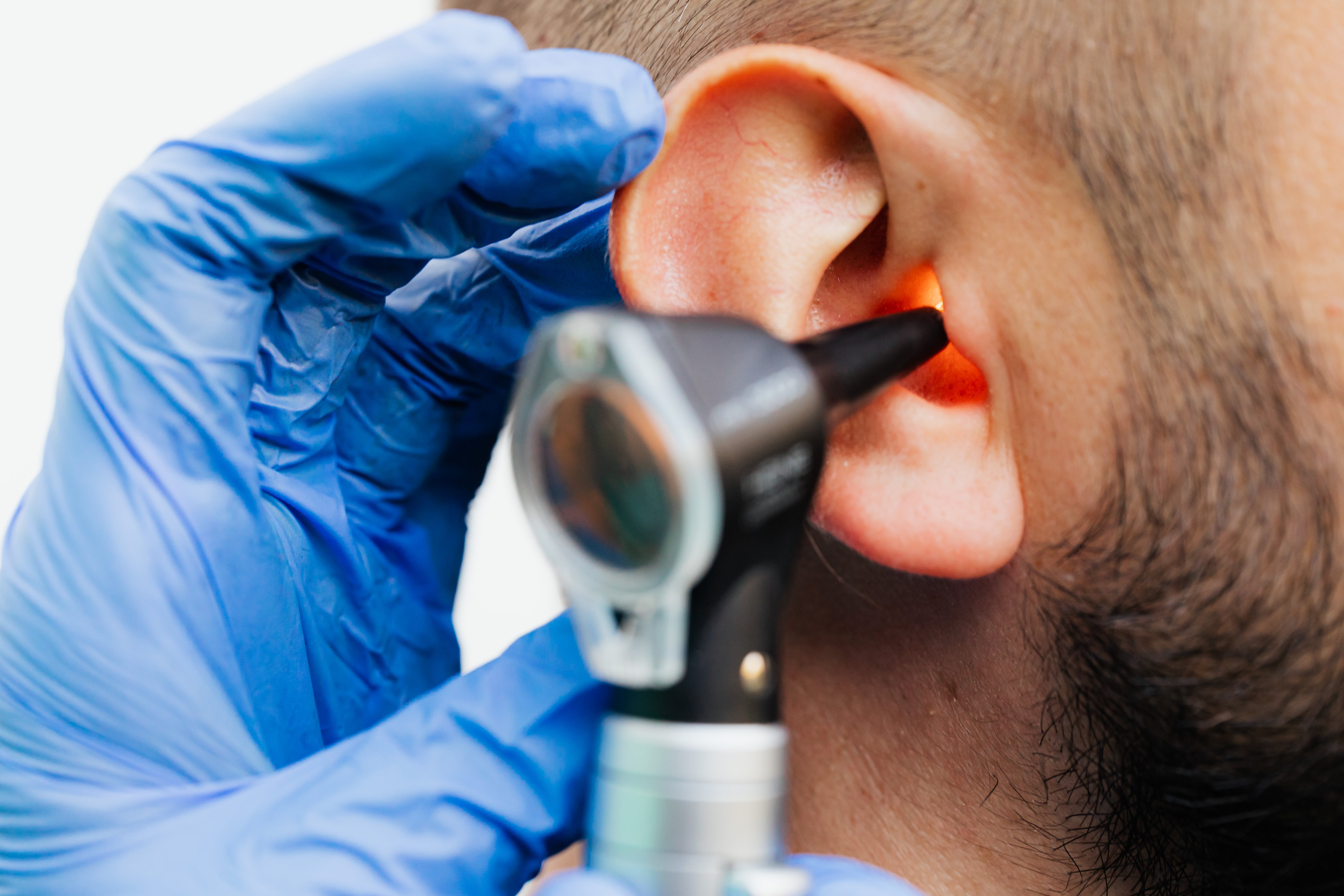 Un paciente sometiéndose a una exploración del oído. | Fuente: Pexels