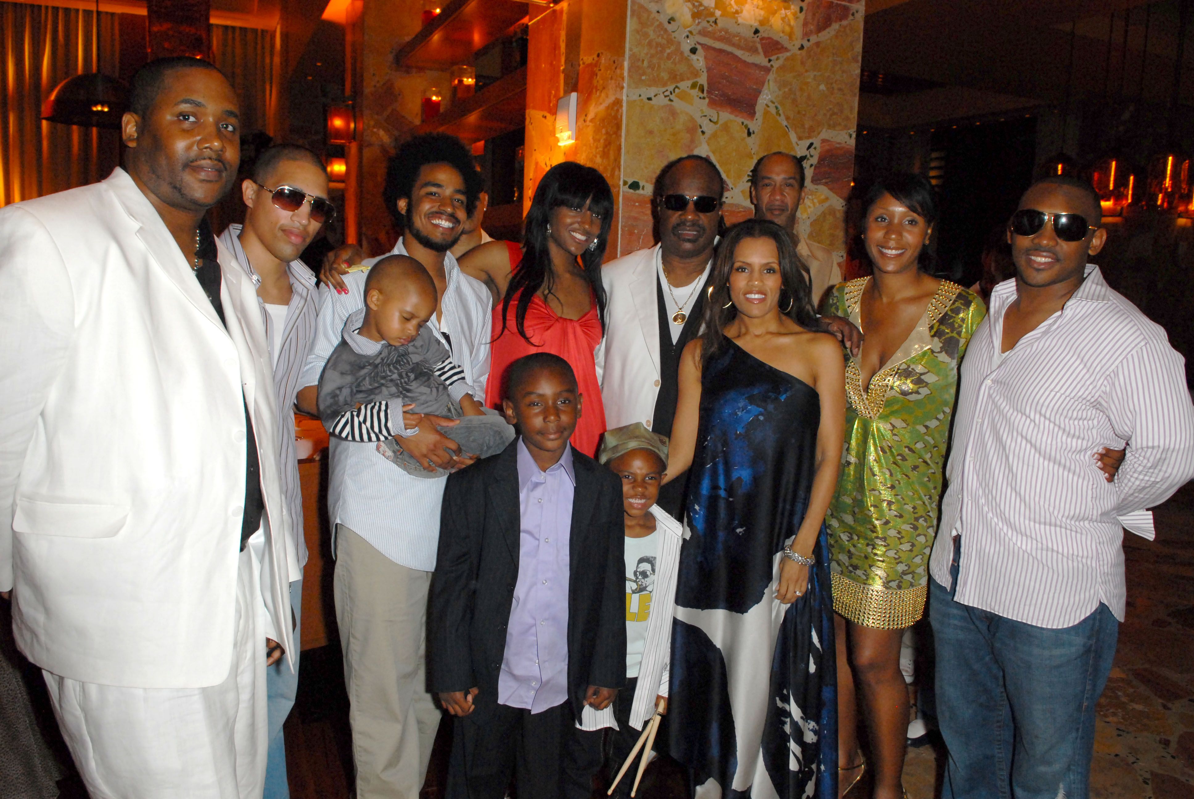 Stevie Wonder rodeado de sus hijos en las Bahamas en 2007. | Foto: Getty Images