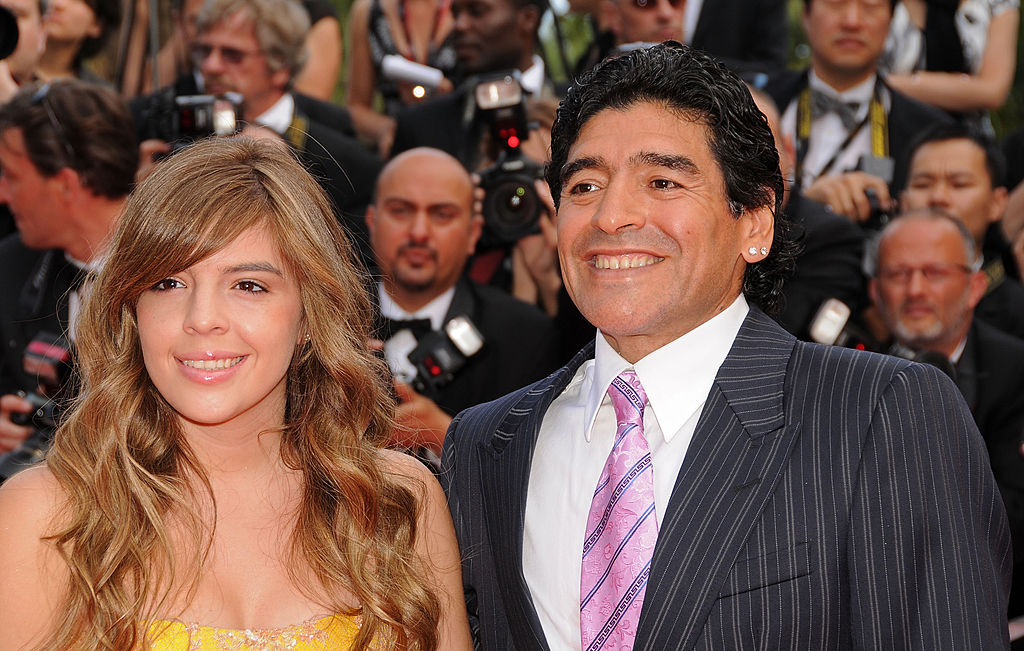 Diego Armando Maradona y su hija Dalma asisten al estreno de "Che" en el Palais des Festivals durante la 61.ª edición del Festival Internacional de Cine de Cannes, el 21 de mayo de 2008 en Cannes, Francia. | Fuente: Getty Images