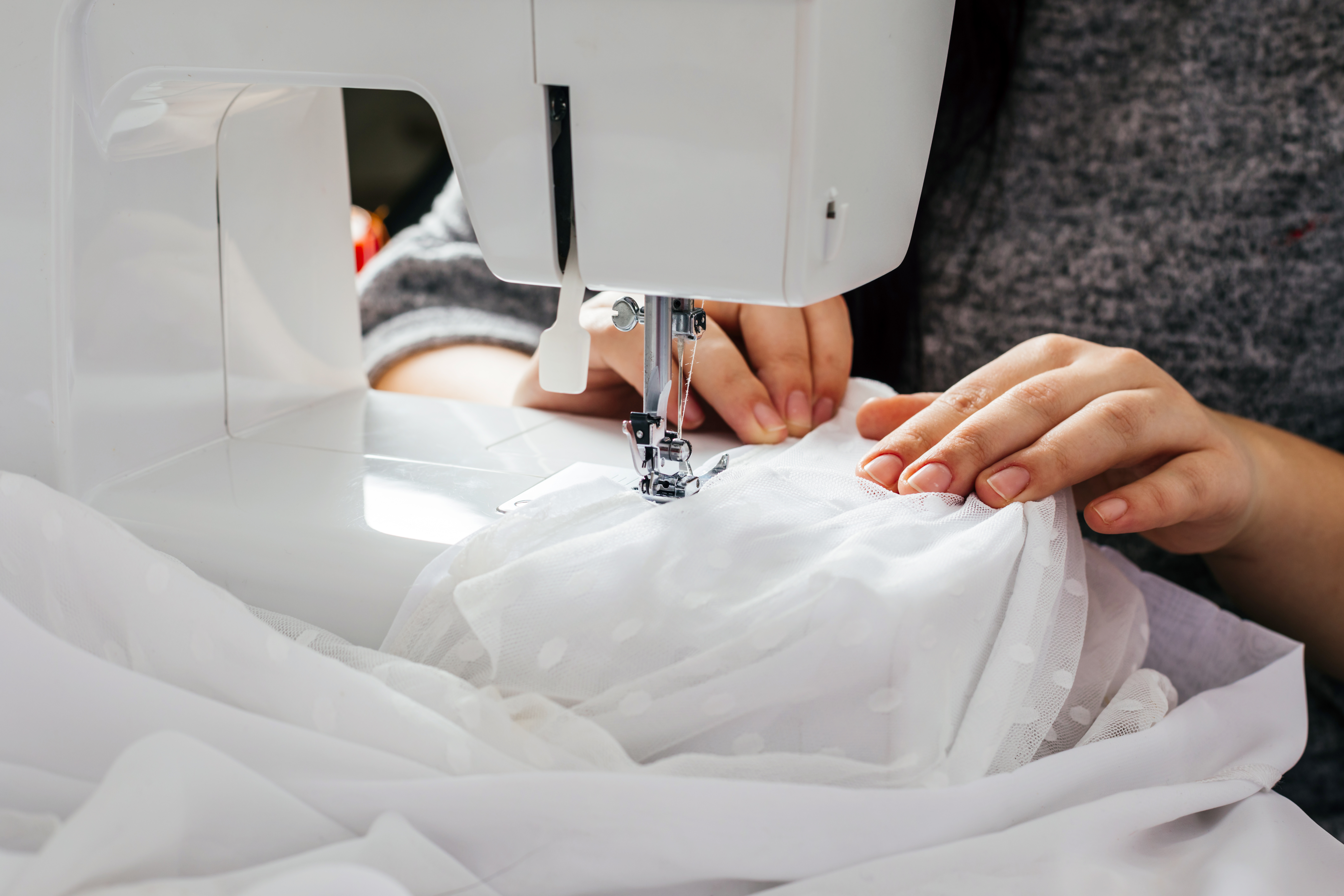 Costurera cosiendo un vestido de novia | Foto: Shutterstock