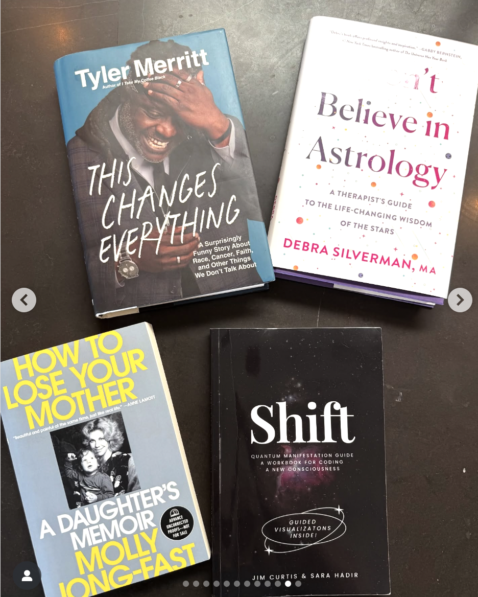 Captura de pantalla del post del carrusel de Instagram de Jennifer Aniston del 26 de mayo de 2025 en el que aparece el libro de Jim Curtis titulado "Shift" | Fuente: Instagram/jenniferaniston