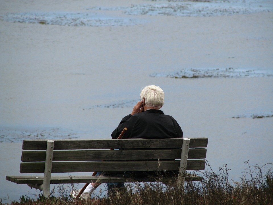 Hombre sentado en un banco al aire libre. | Imagen: Pixabay