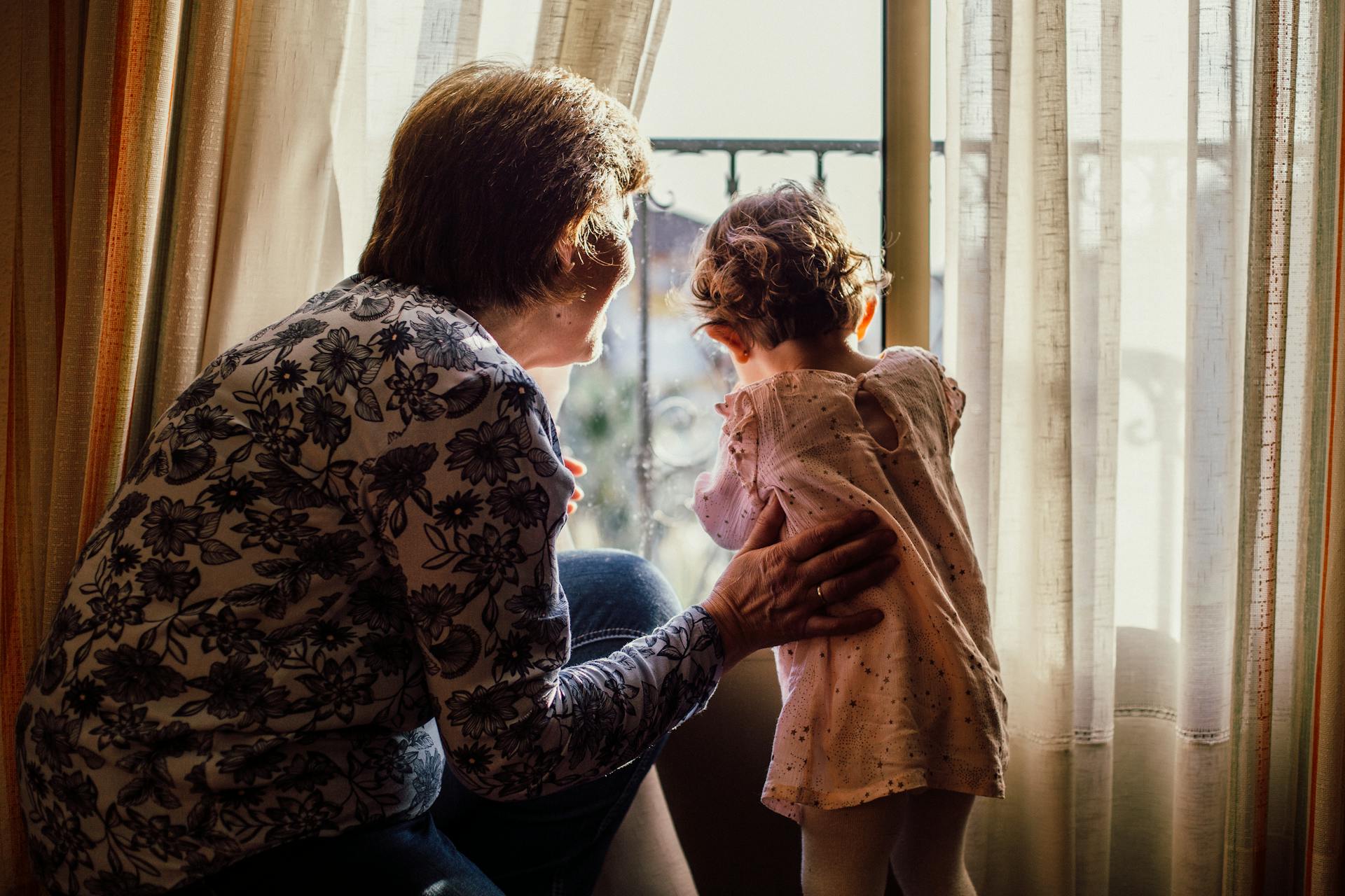 Una mujer mayor con su nieto | Fuente: Pexels