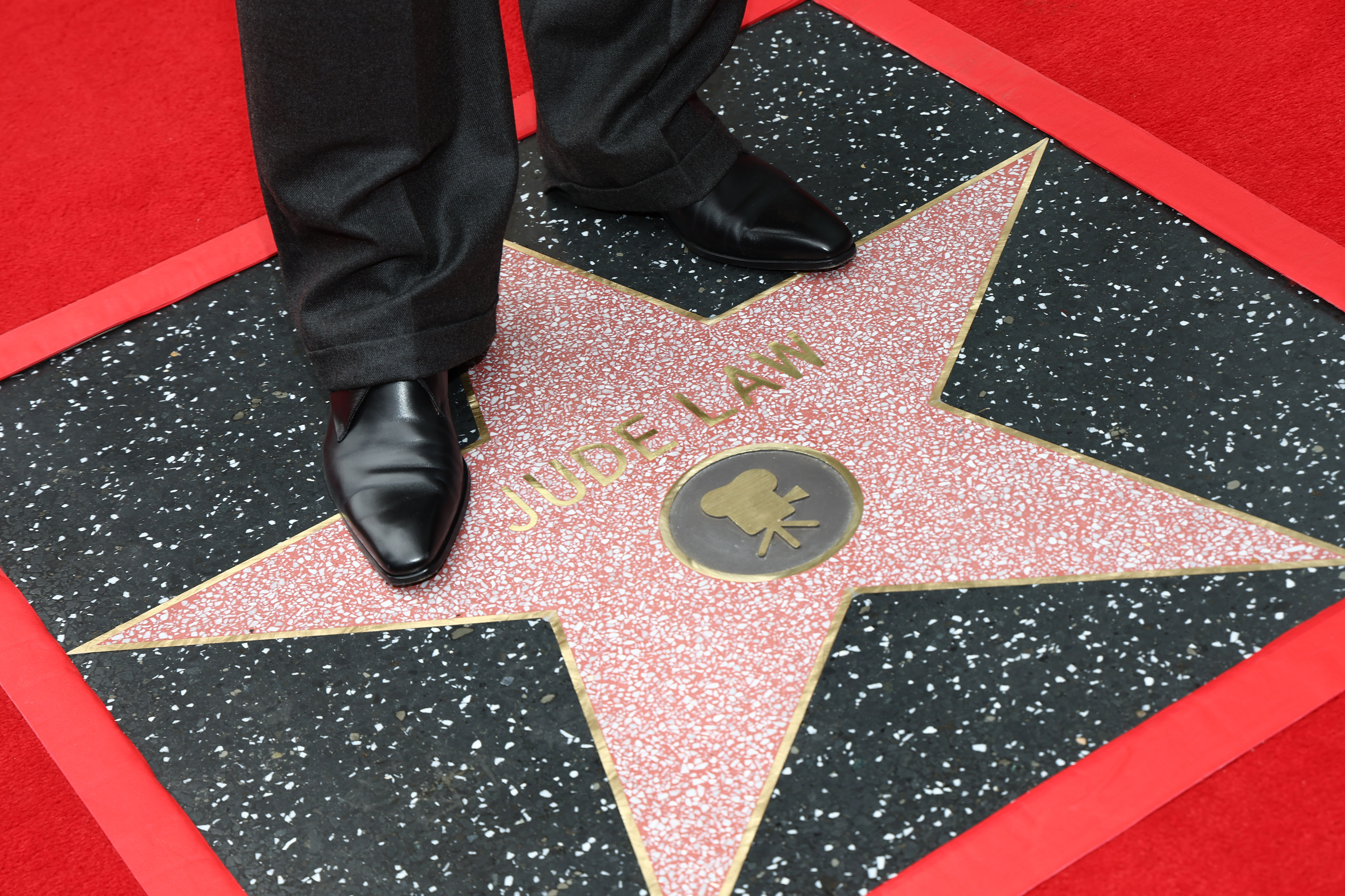 Jude Law, detalle de la estrella, asiste a la ceremonia de entrega de su estrella en el Paseo de la Fama de Hollywood el 12 de diciembre de 2024 | Fuente: Getty Images