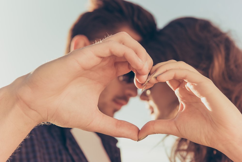 Pareja formando un corazón con las manos.| Fuente: Shutterstock