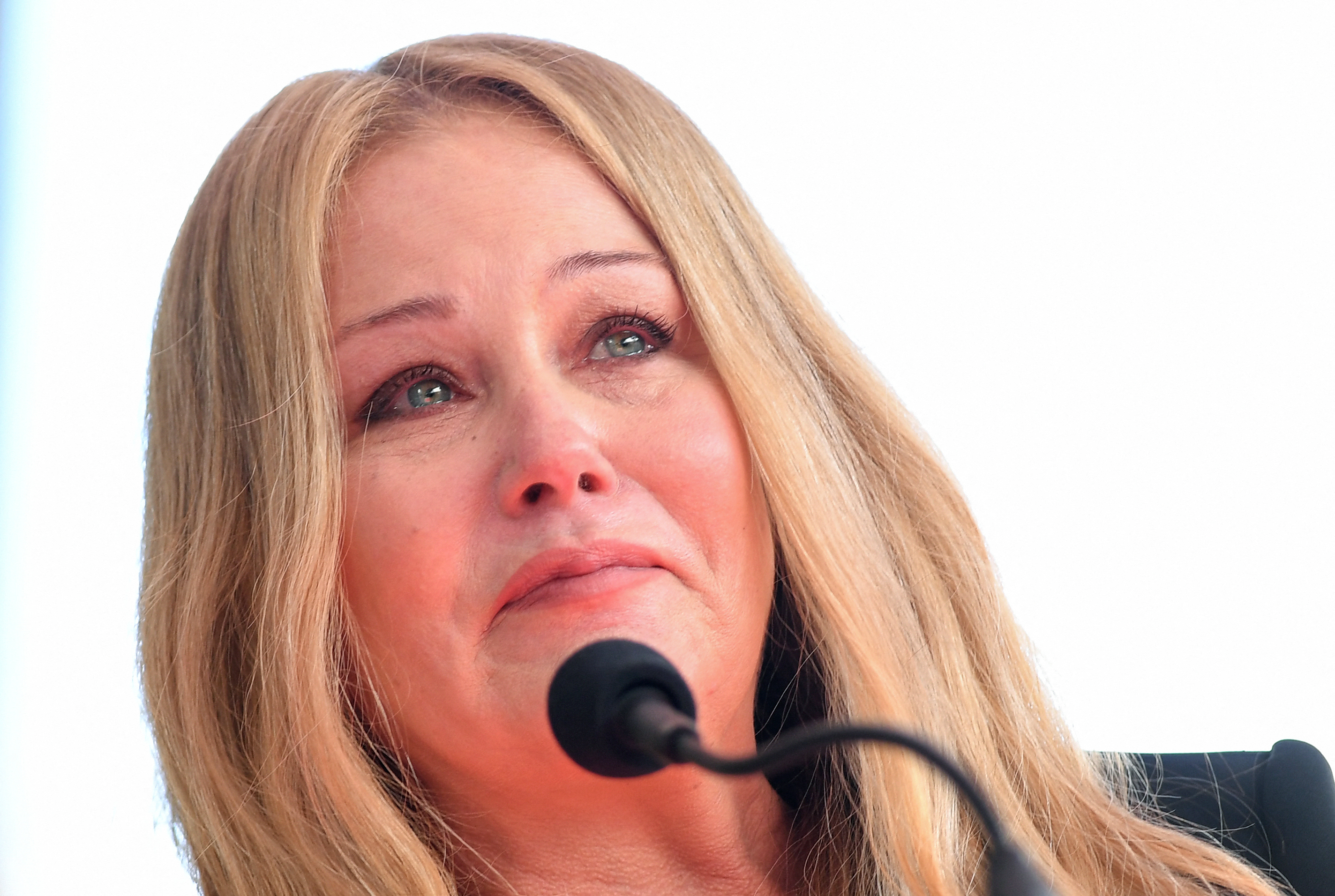 Christina Applegate habla durante la ceremonia de entrega de su estrella en el Paseo de la Fama de Hollywood. | Fuente: Getty Images