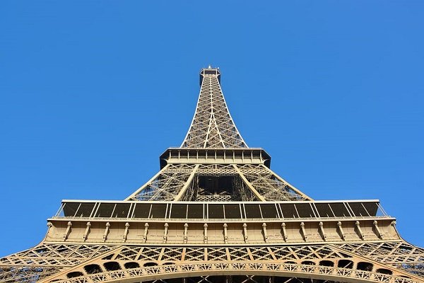 Imagen de la Torre Eiffel tomada desde abajo. | Foto: Pxfuel