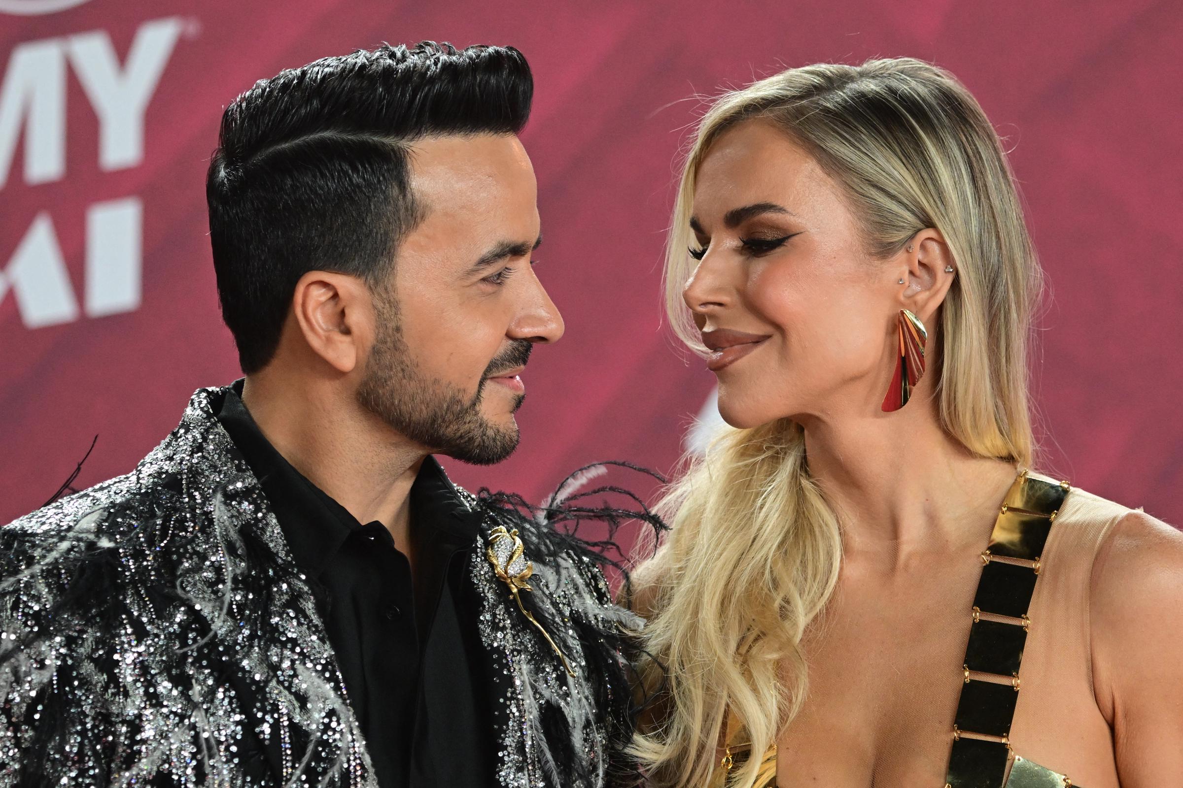 Luis Fonsi y su esposa, Águeda López, en la 25ª edición de los Premios Latin Grammy en el Kaseya Center de Miami, Florida, el 14 de noviembre de 2024. | Fuente: Getty Images