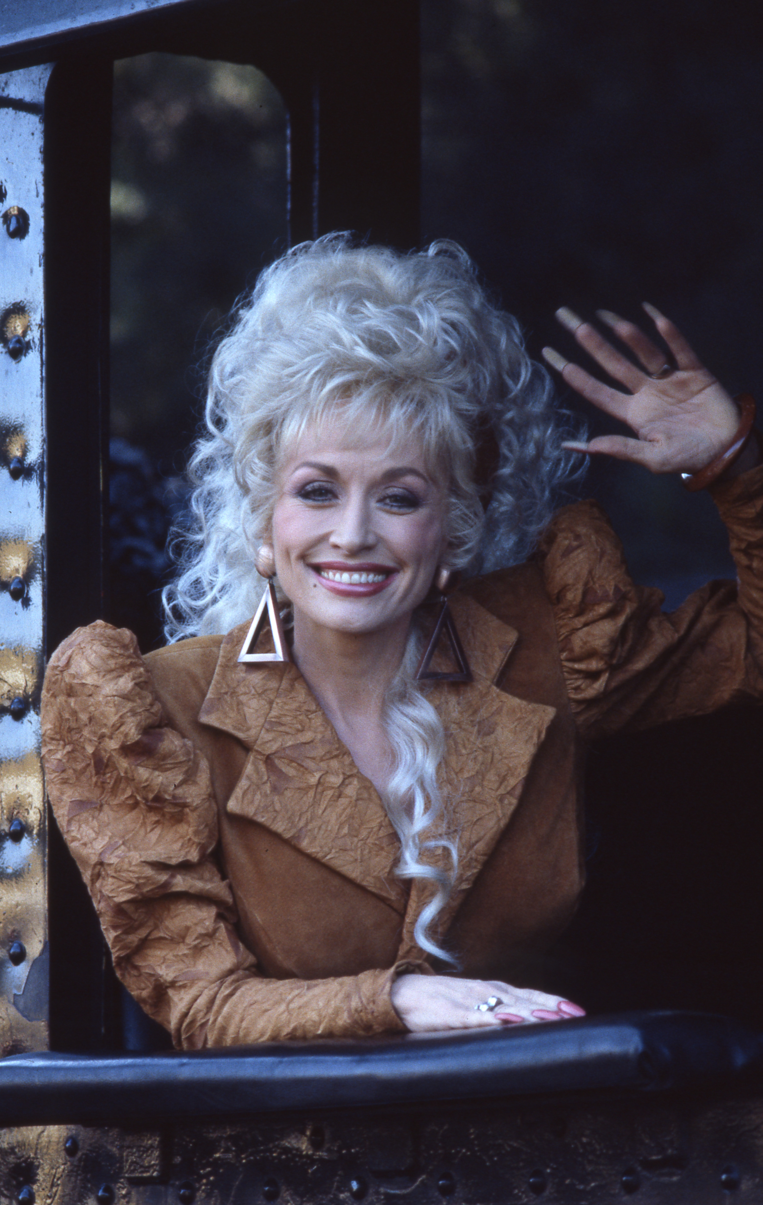 Dolly Parton en el plató de "Dolly" en 1987 | Fuente: Getty Images