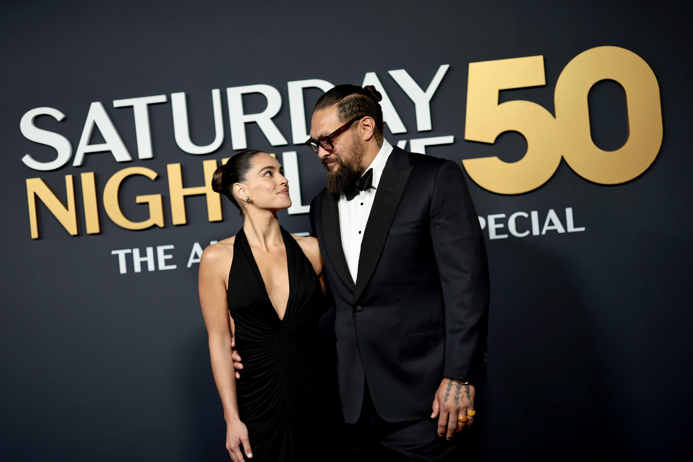 Adria Arjona y Jason Momoa asisten a "SNL50: The Anniversary Special" el 16 de febrero de 2025, en Nueva York | Fuente: Getty Images