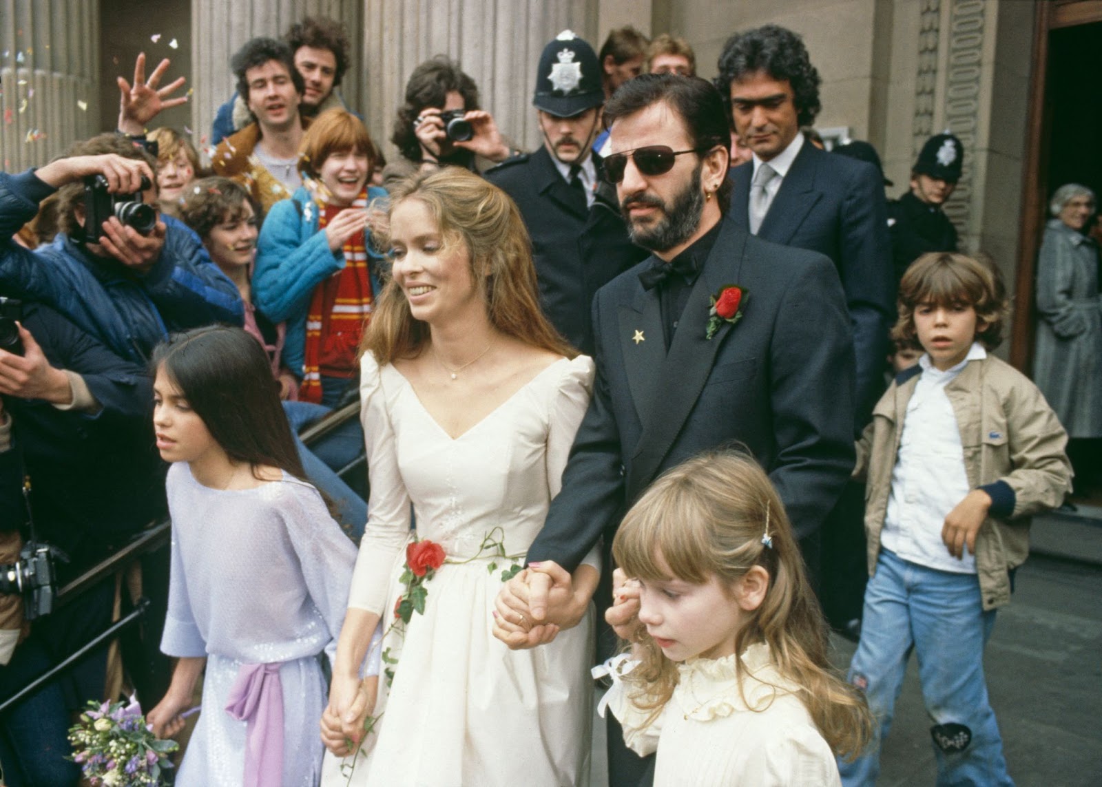 Barbara Bach y Ringo Starr el día de su boda en el Old Marylebone Town Hall con sus hijas Francesca Gregorini y Lee Starkey el 26 de abril de 1981. | Fuente: Getty Images