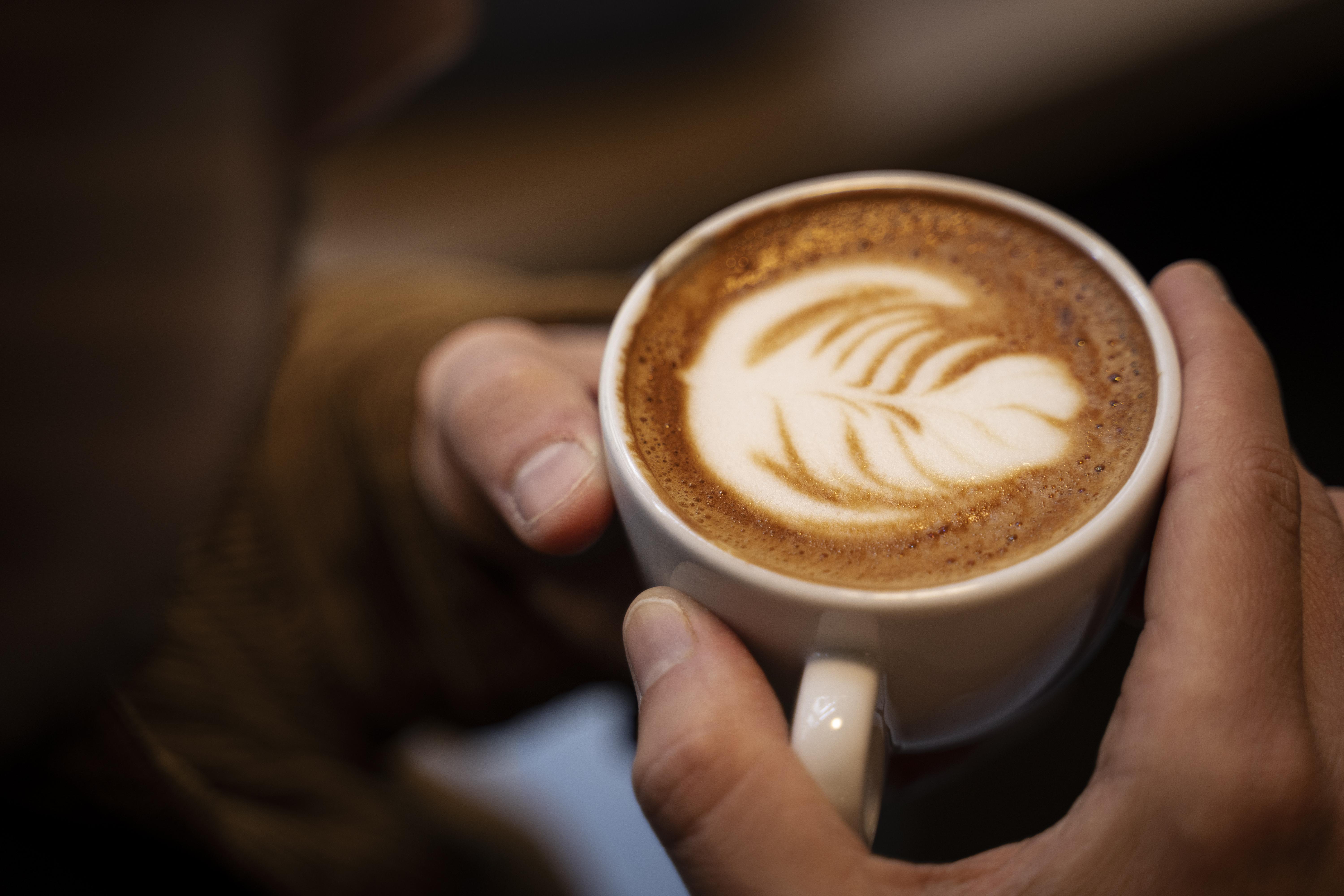 Una persona con una taza de café en la mano | Fuente: Freepik