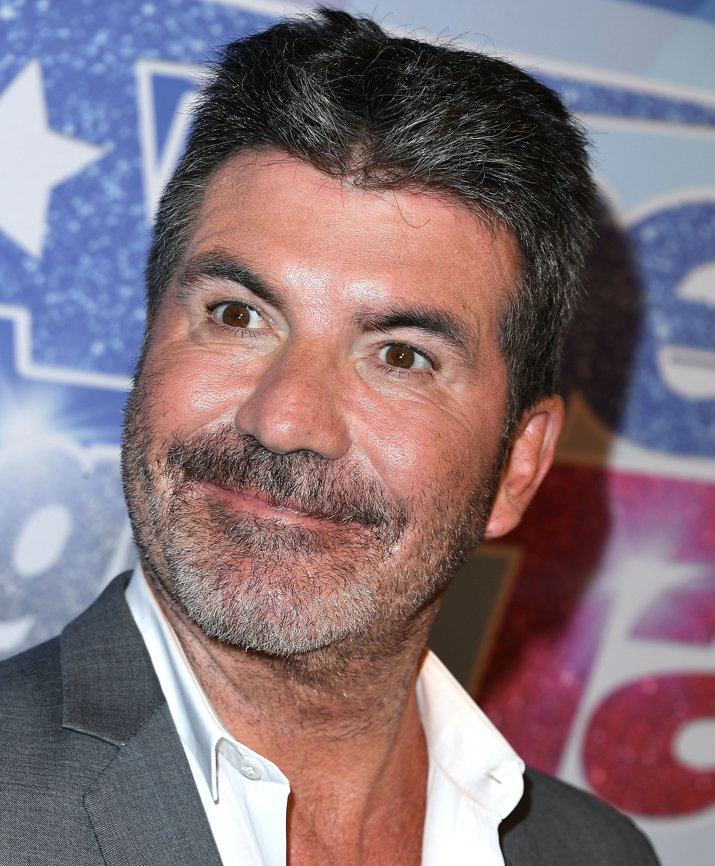En esta foto de 2017 aparece Cowell, años antes de que admitiera que sentía que se había pasado con los rellenos faciales. Más tarde dijo que una foto antigua le ayudó a replantearse su forma de enfocar los tratamientos estéticos. | Fuente: Getty Images